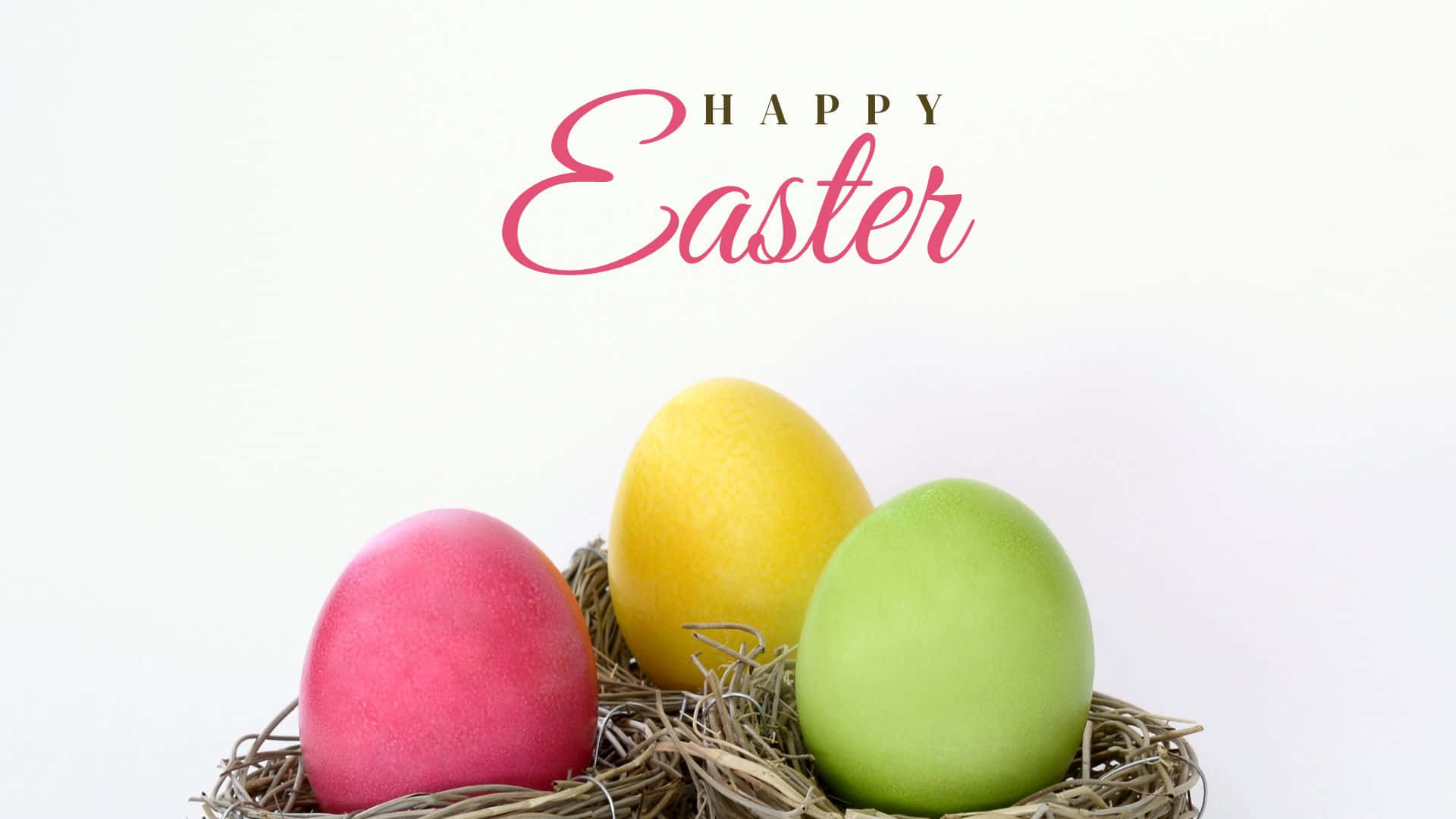 巢中彩蛋配「Happy Easter」祝福背景 壁紙 — 三個色彩繽紛的復活蛋（粉紅色、黃色和綠色）放在一個編織的巢中，背景是柔和的白色，並帶有 'Happy Easter' 文字。
