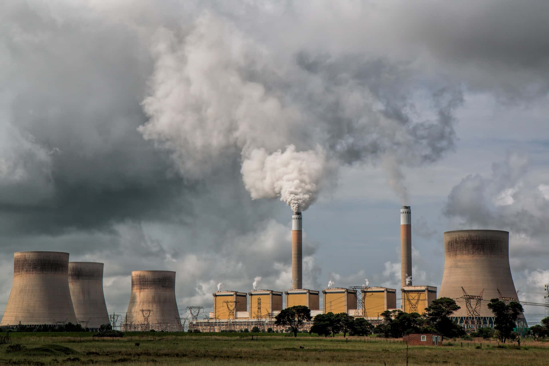 工業發電廠，冷卻塔向多雲的天空釋放蒸汽。