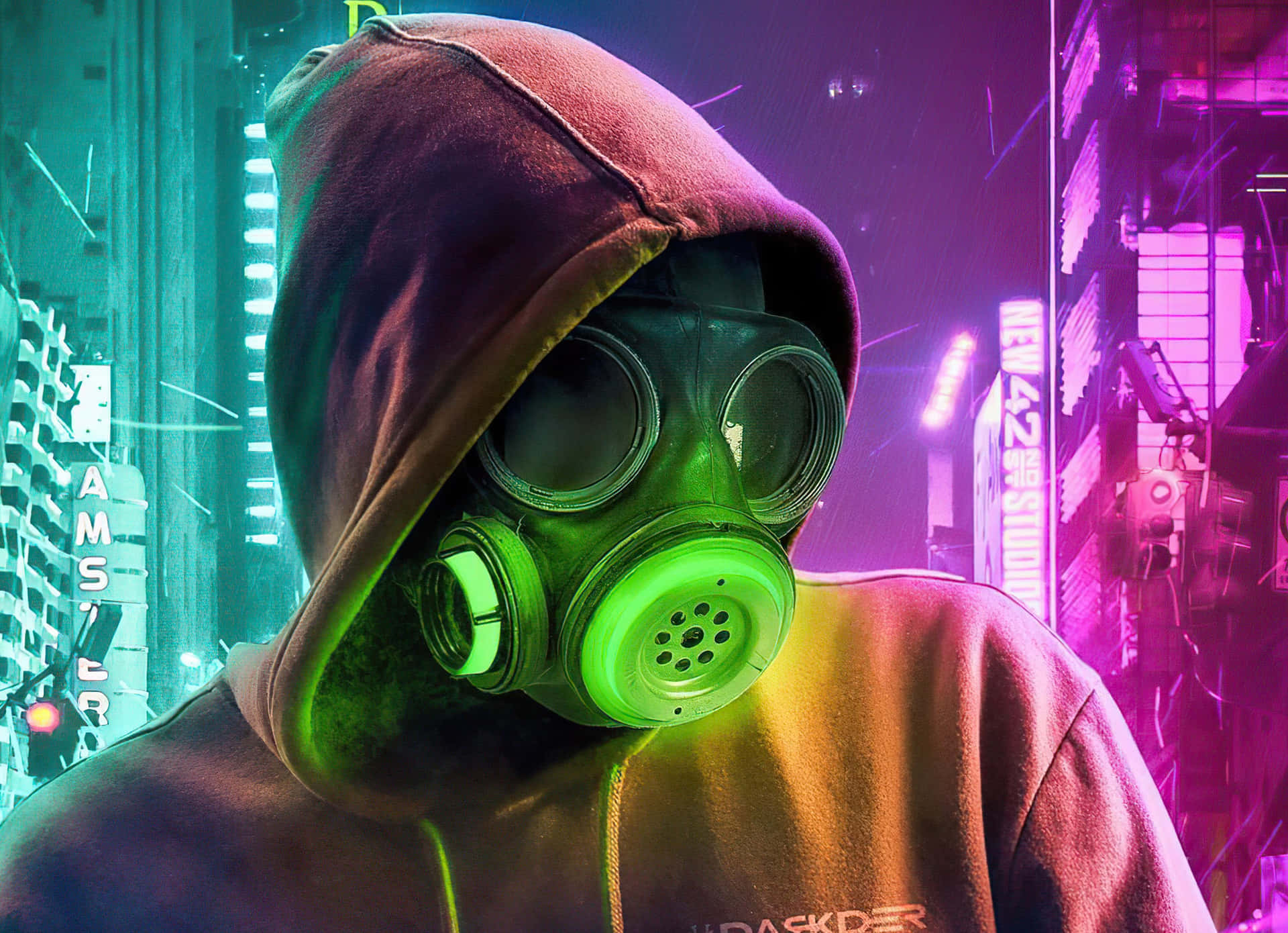 工業廢水污染自然環境 壁紙 — 一個戴著發光綠色防毒面具的兜帽人物，站在夜晚霓虹燈閃爍的賽博龐克城市景觀中。