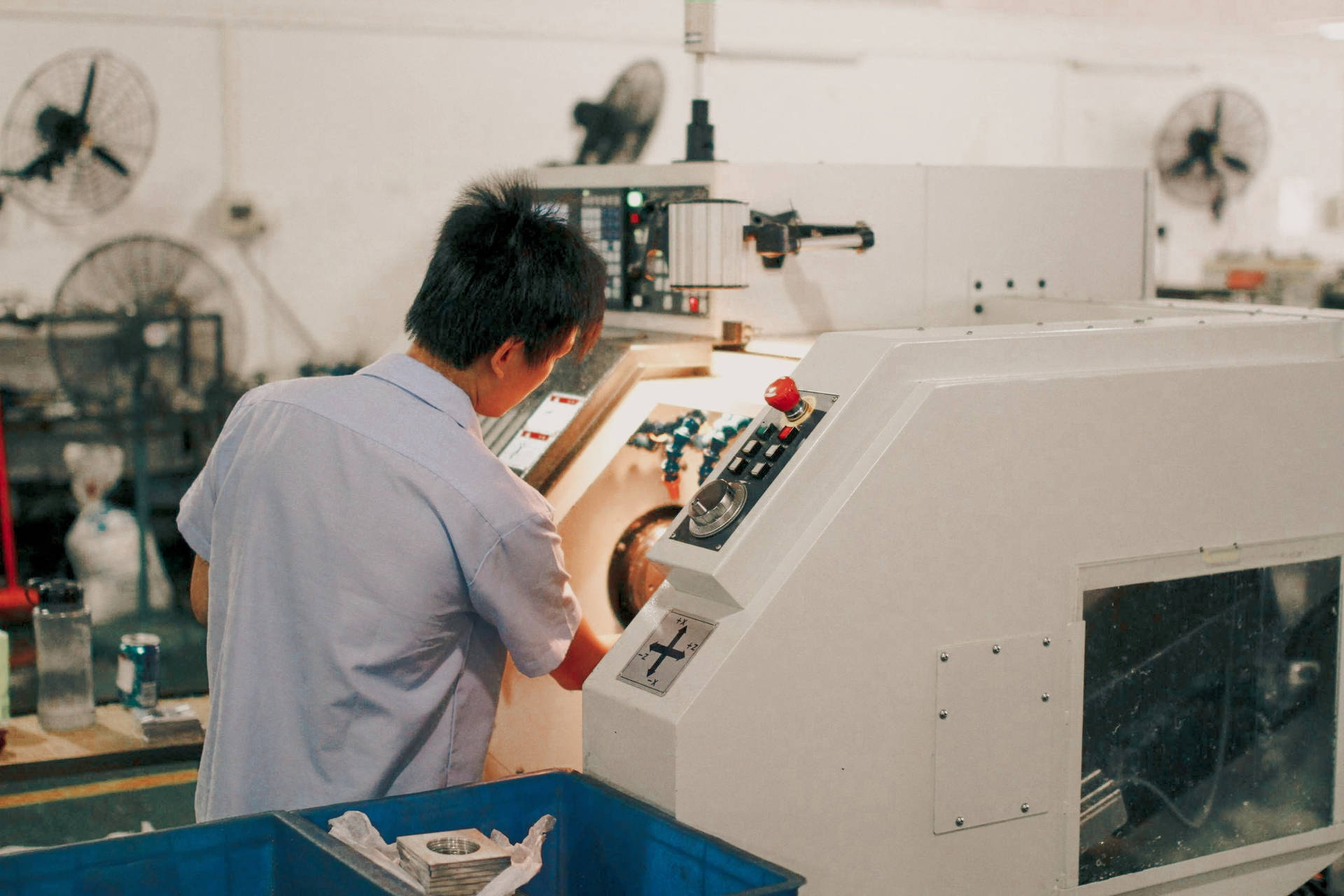 在工廠環境中操作工業機械的人。