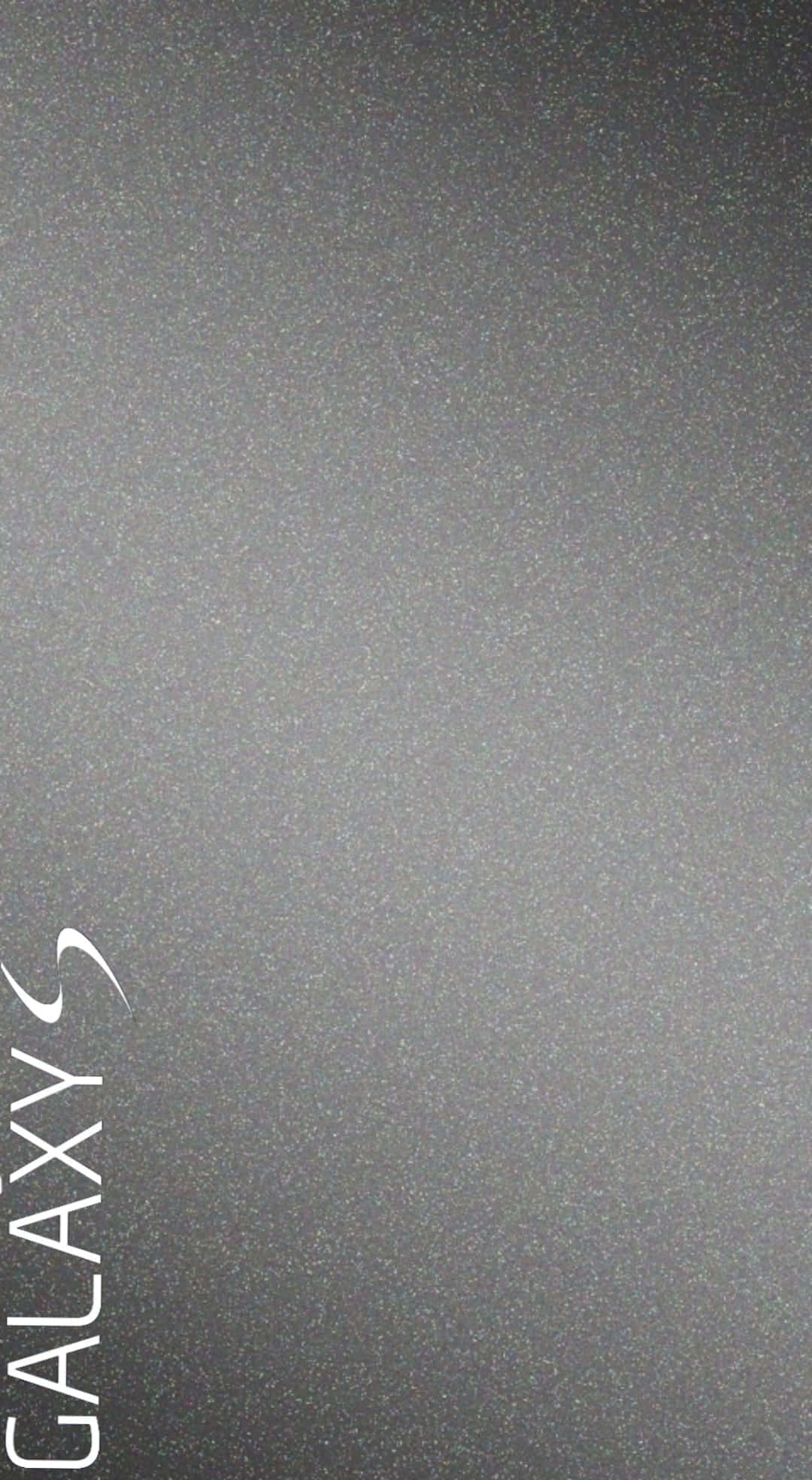 Galaxy S 桌布 壁紙 — 左側帶有垂直「Galaxy S」標誌的極簡深灰色紋理牆紙，帶有細微斑點。