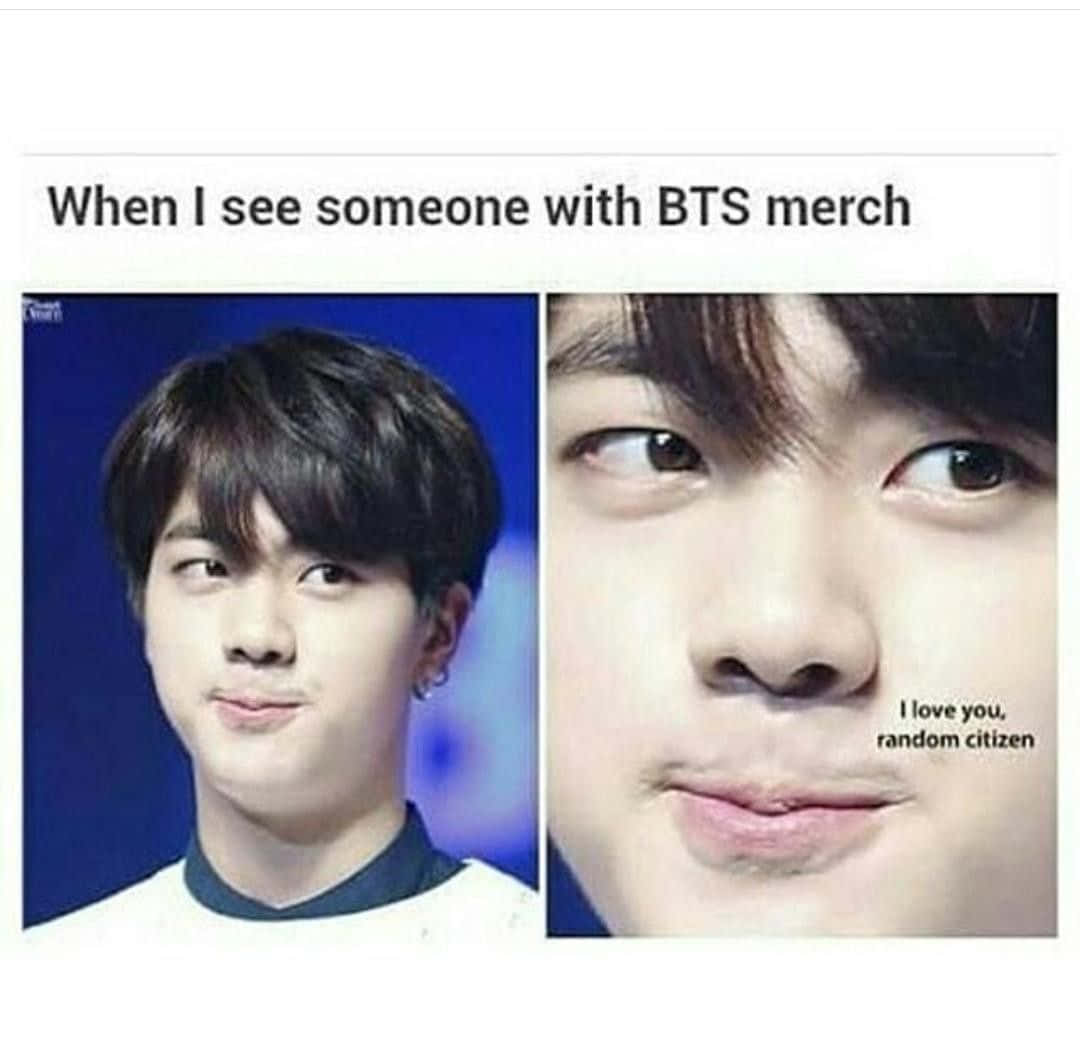 Bts Meme 桌布 壁紙 — 左邊係一個自鳴得意嘅男人，右邊係一個瞪大眼充滿愛意嘅男人，上面有文字覆蓋嘅分割圖像。