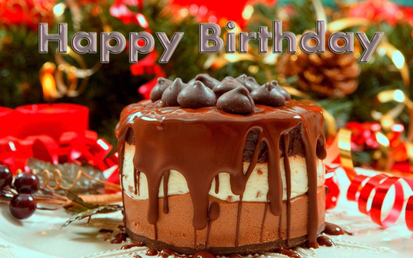巧克力糖霜生日蛋糕 壁紙 — 一個頹廢的生日蛋糕，淋上朱古力醬，頂部放有朱古力之吻，周圍是節日紅色裝飾和松果。