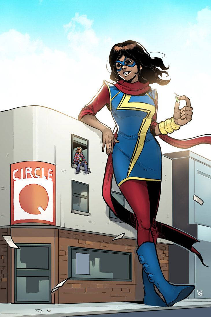 巨型 Ms Marvel 壁紙 — 驚奇隊長英勇地站在城市街道上，一個孩子從Circle Q商店上方的窗戶觀看。