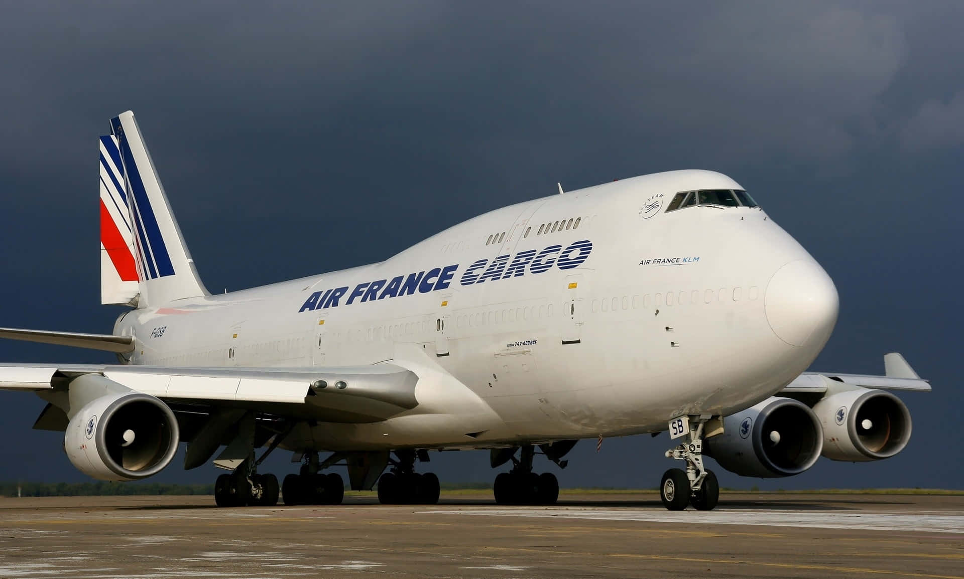 法國航空貨運波音747在風暴雲下的跑道。