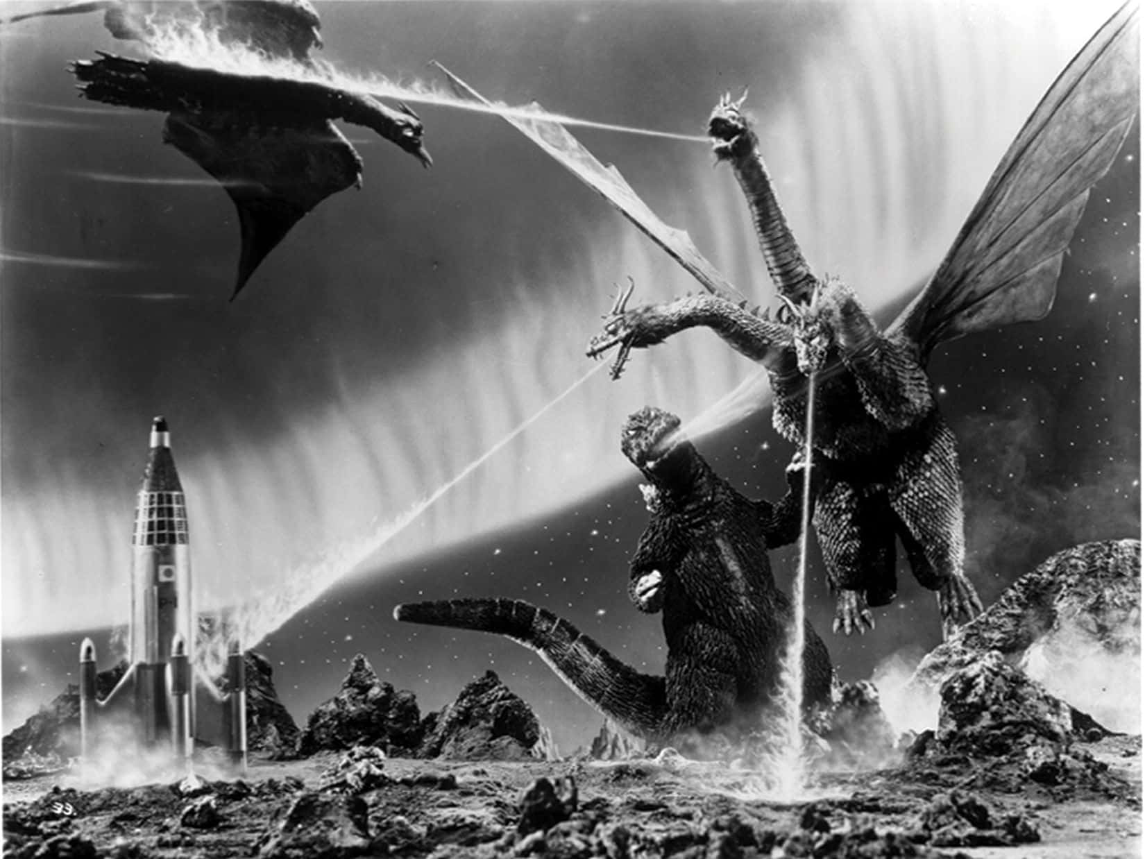 Classic Godzilla 桌布 壁紙 — 巨型怪獸哥斯拉與王者基多拉在戲劇性的黑白場景中碰撞，前景有一艘火箭船。