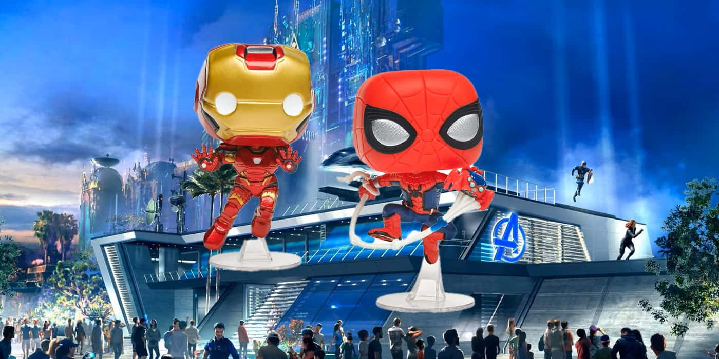Iron Man Pop Figures 桌布 壁紙 — 巨大的Iron Man和Spider-Man Funko Pop公仔懸浮在未來風格的復仇者聯盟主題遊樂設施上方，下方有人群。