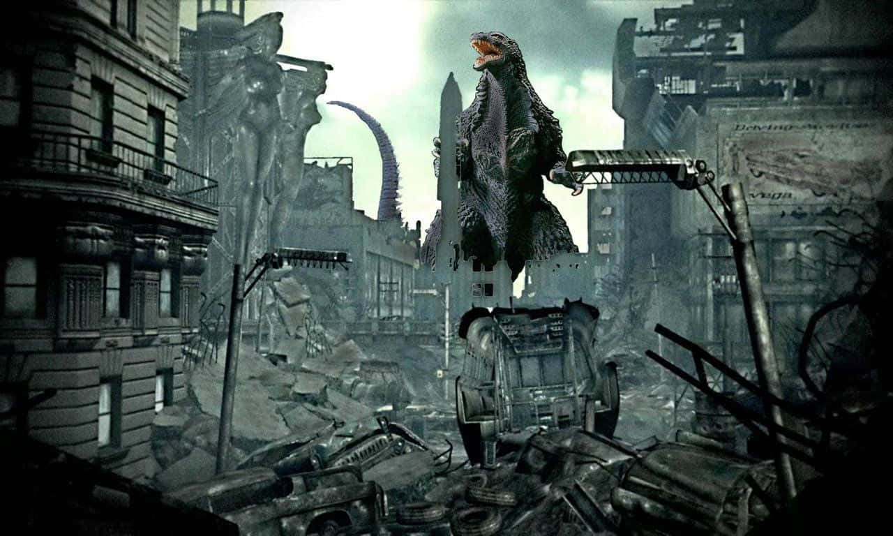 Godzilla 1954 桌布 壁紙 — 巨大的哥斯拉在陰沉天空下，於佈滿破碎建築物和翻倒車輛的毀滅城市景觀廢墟中咆哮。