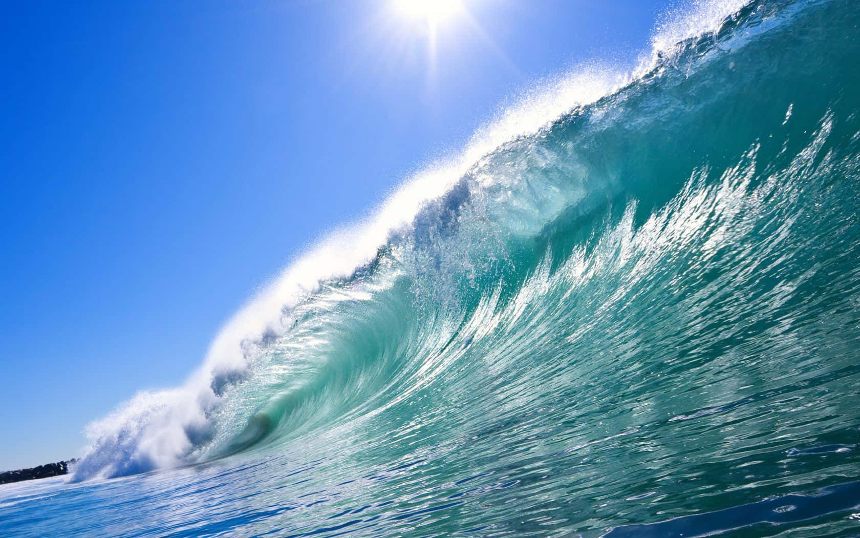 海浪 桌布 壁紙 — 巨大的藍綠色海浪在明亮的陽光下翻滾，映襯著清澈的藍天。