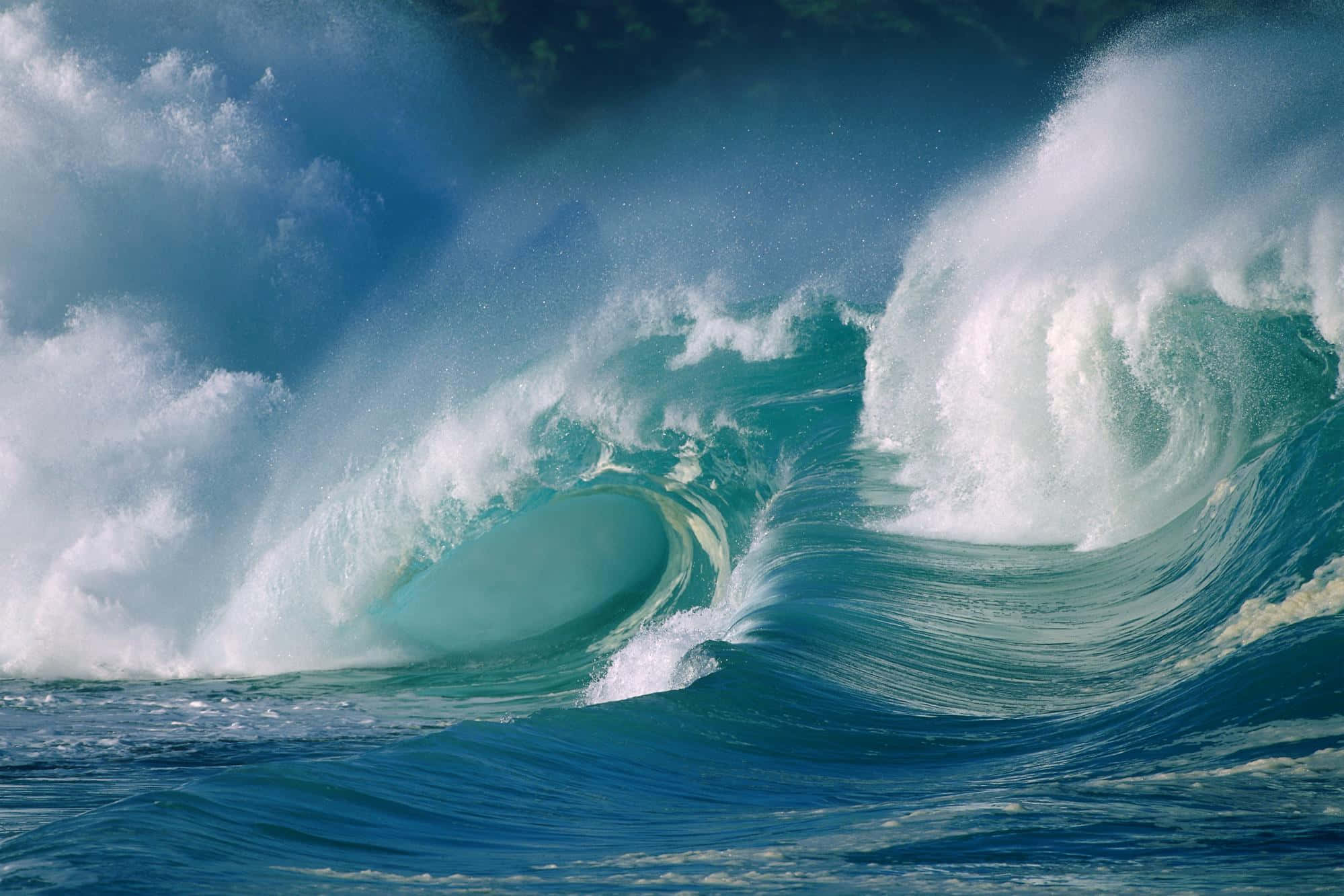waves 桌布 壁紙 — 巨大的藍綠色海浪捲成完美的筒狀，白色泡沫在陰天中飛濺。