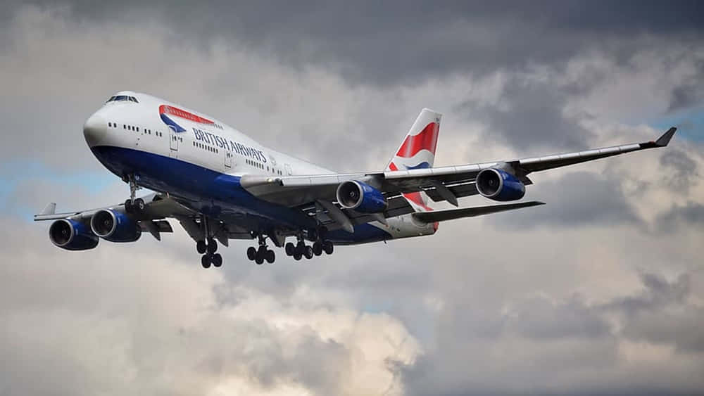 英國航空波音747飛機在多雲的天空下著陸。