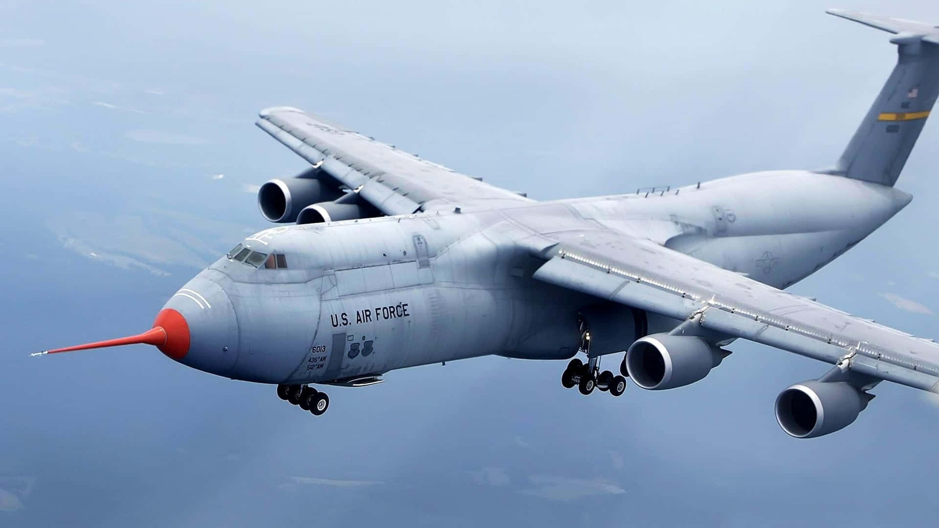 美國空軍C-17環球霸王III飛機低飛，起落架伸出。