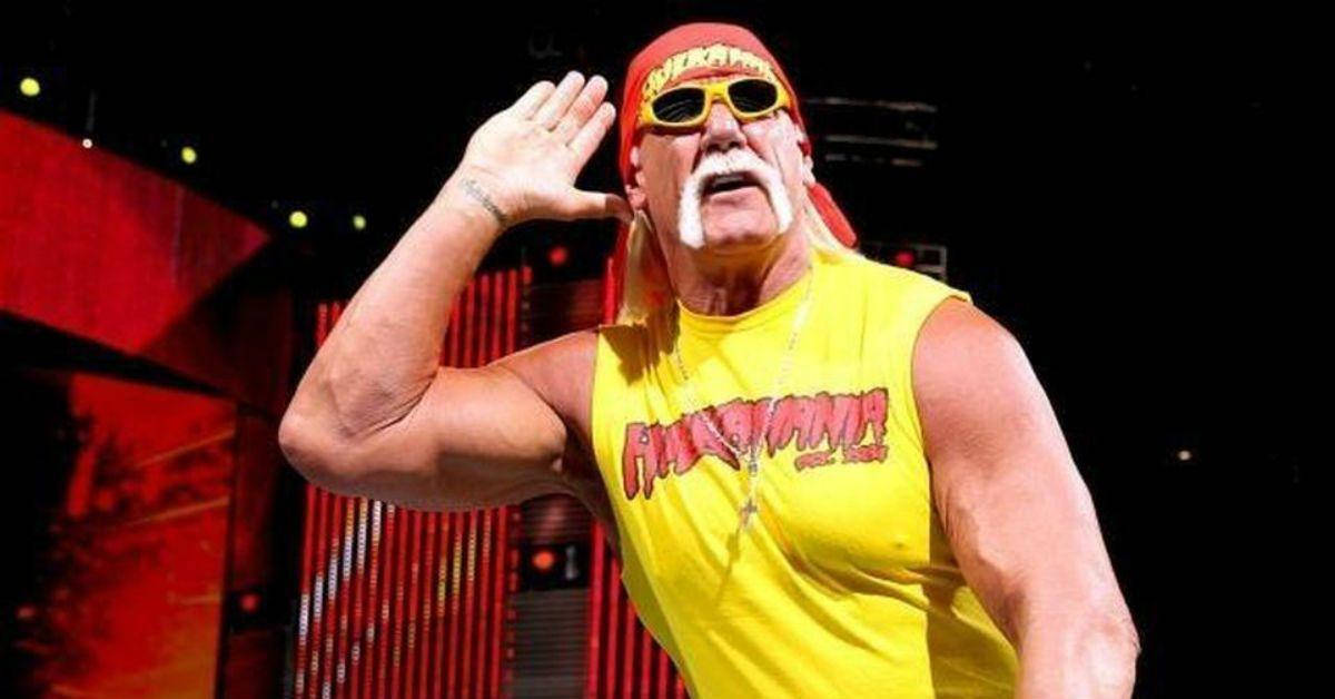 巨石強森職業摔角手 壁紙 — Hulk Hogan 身穿標誌性黃色背心和紅色頭帶，在明亮的舞台燈光下向人群揮手。