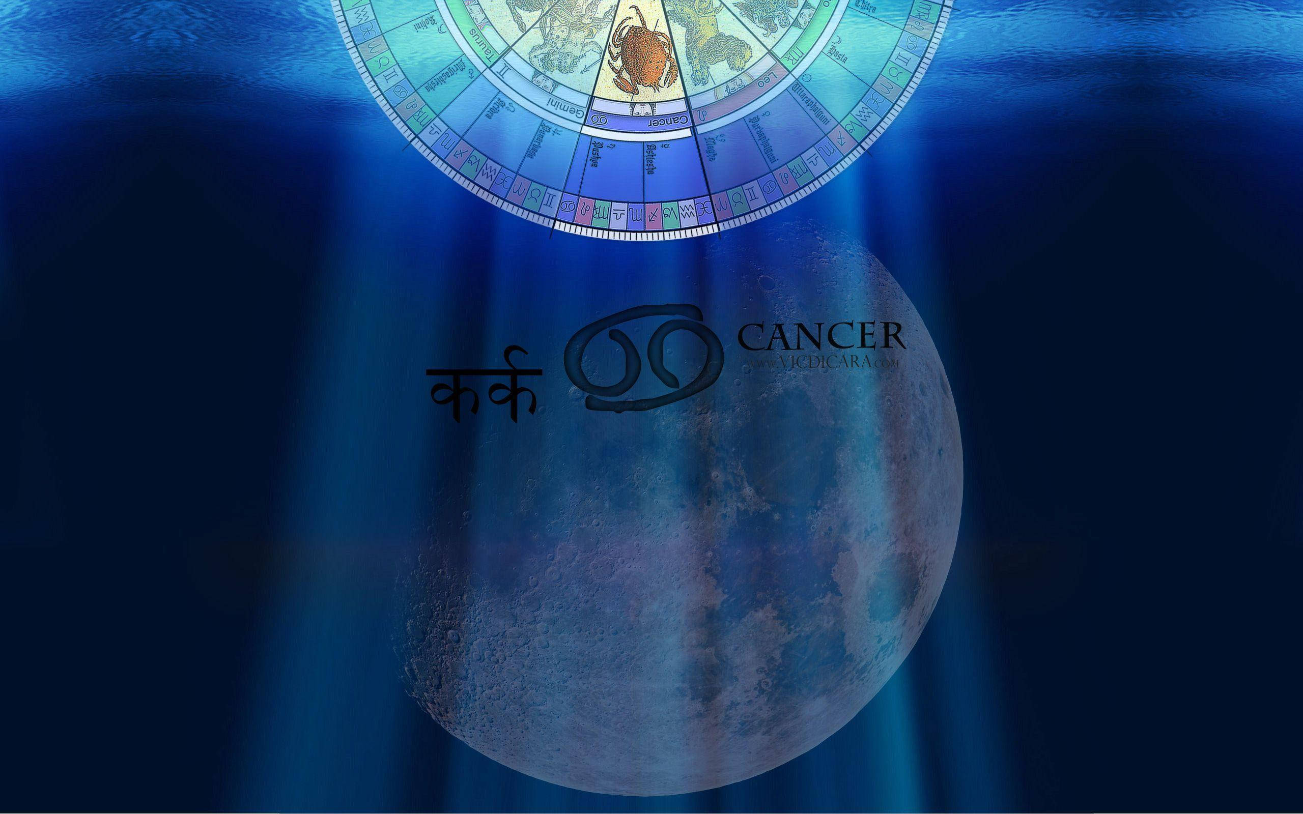 巨蟹座 海面月影 壁紙 — 一個天體星座輪盤懸浮在一個發光的月亮上方，月亮標有巨蟹座及印度文字和符號，沐浴在藍色水下光線中。