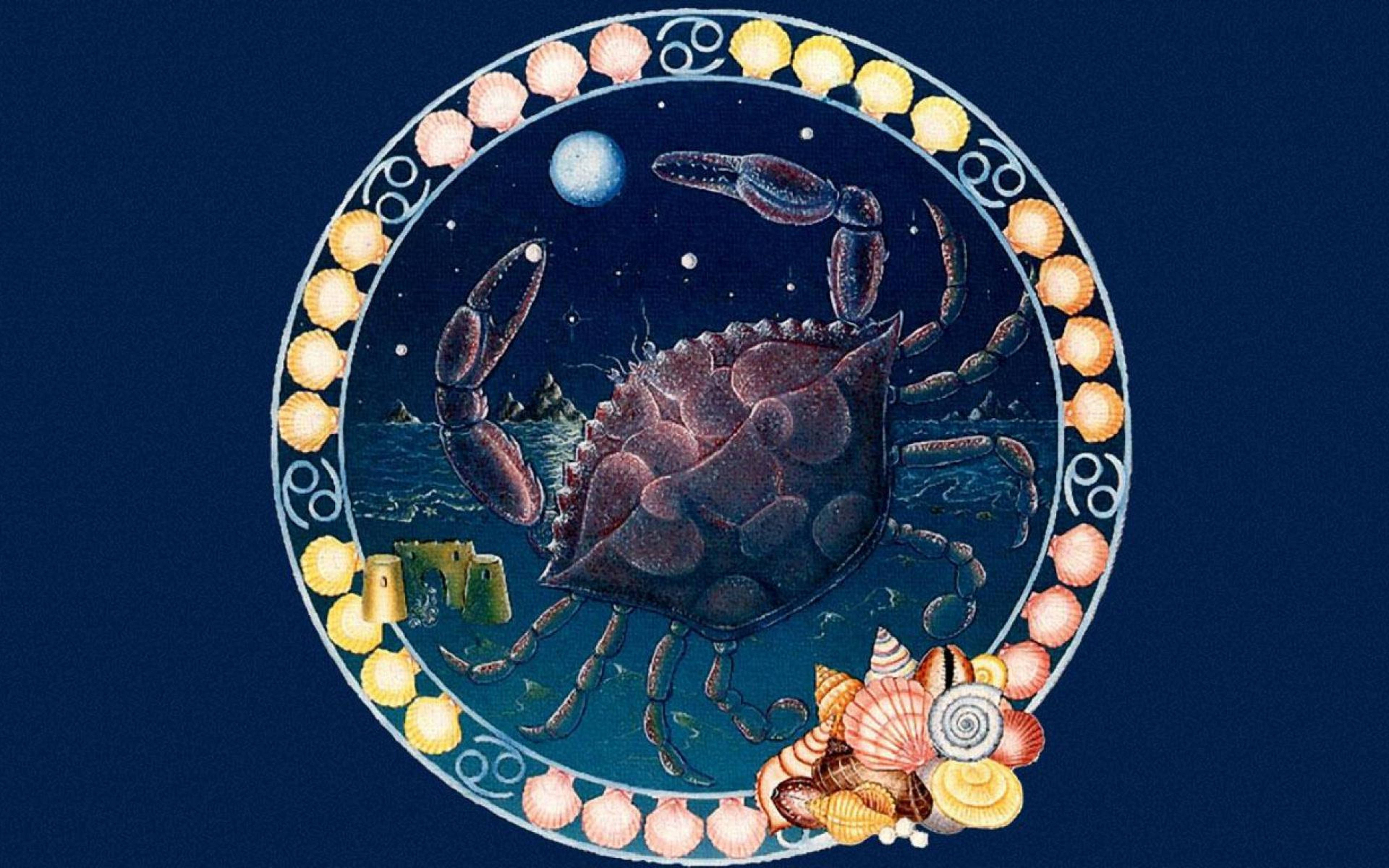 巨蟹座的藝術詮釋 壁紙 — 一個詳細插圖，描繪了一隻螃蟹在月光下的天空，周圍環繞著色彩繽紛的貝殼，背景為深藍色。