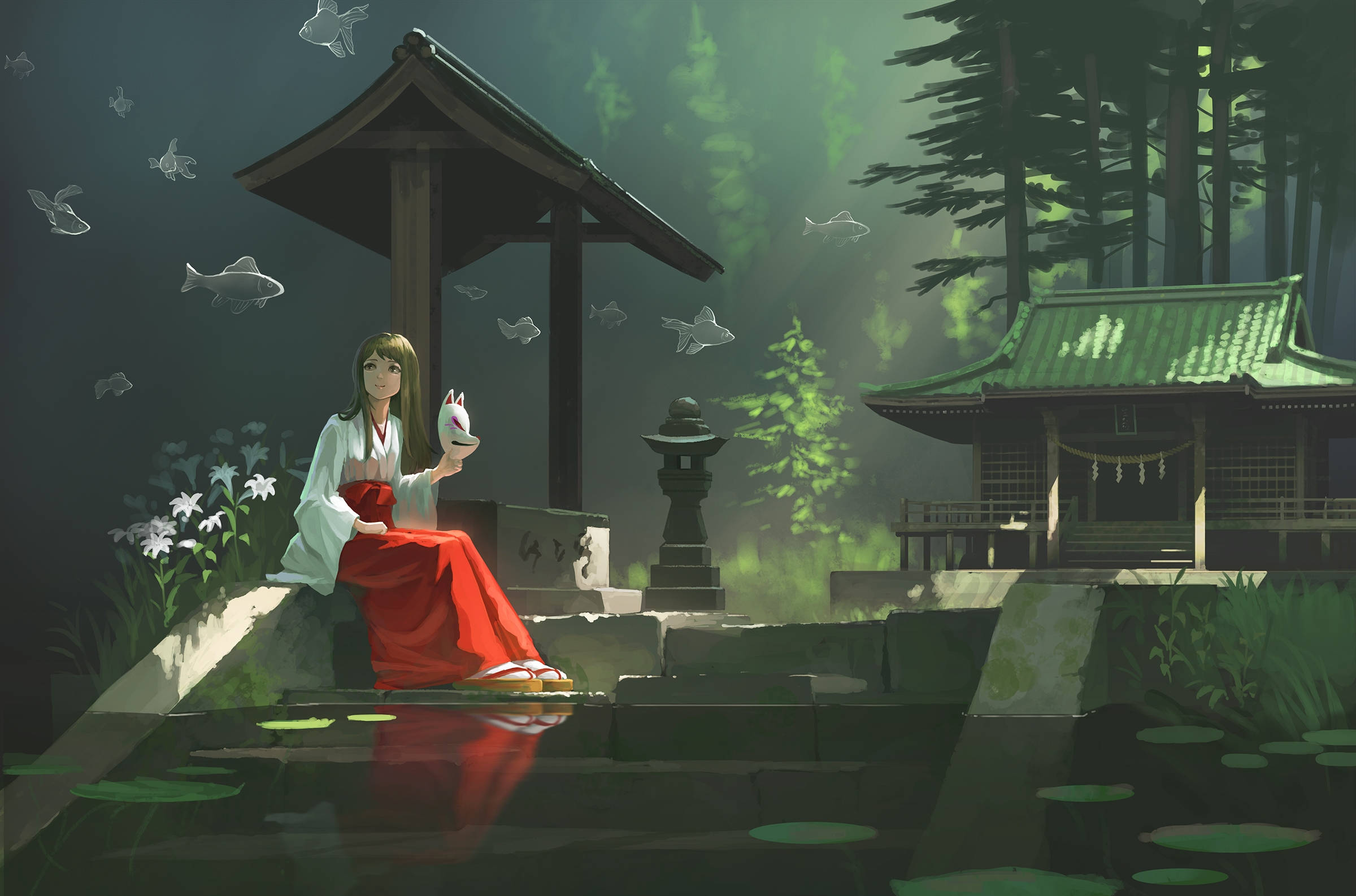 巫女穿和服微笑 壁紙 — 一位寧靜的動漫女孩穿著紅白和服，坐在長滿青苔的神社池塘邊，手持狐狸面具，幽靈般的魚在她周圍漂浮。