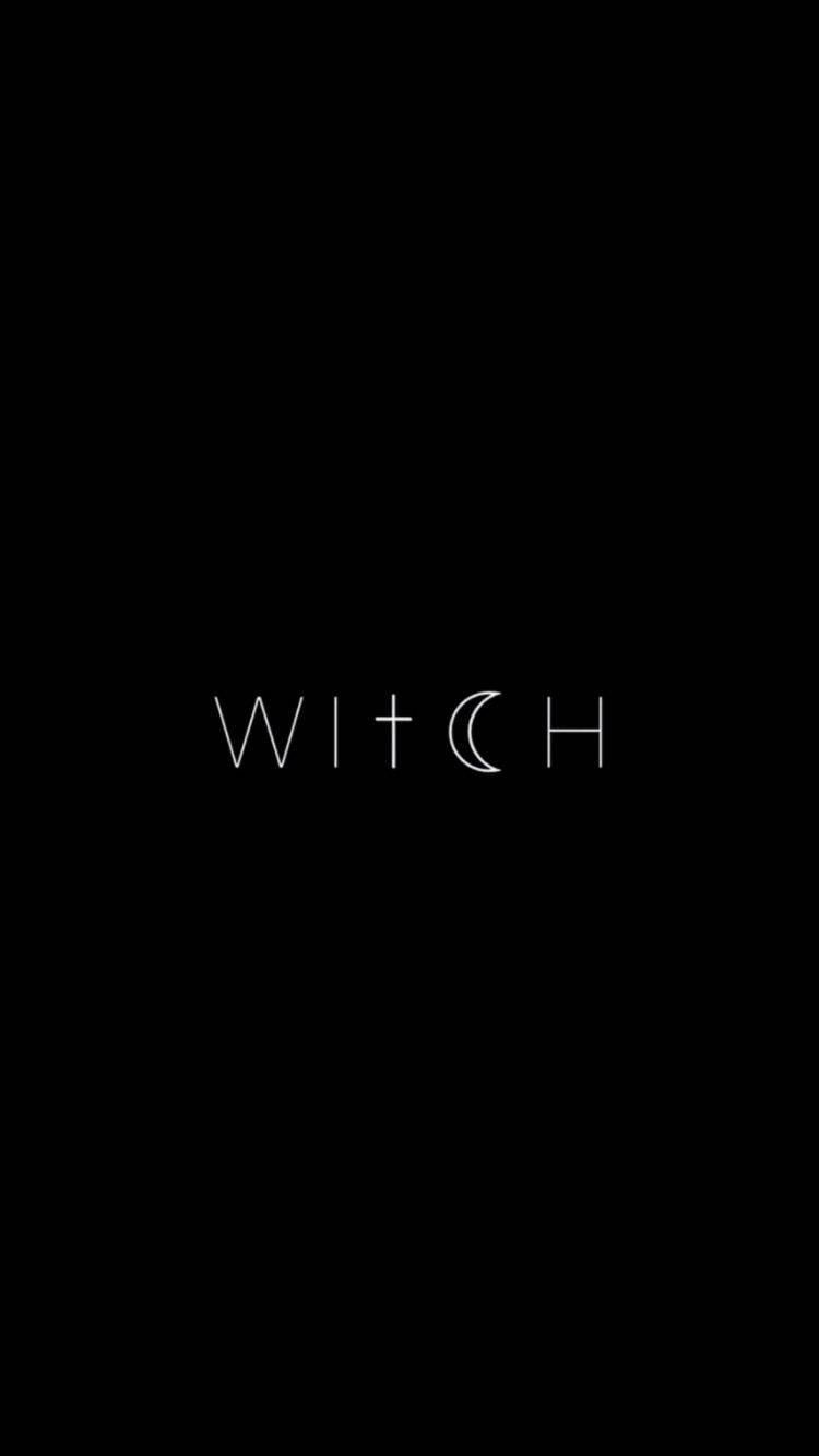 極簡文字桌布，黑色背景上帶有「witch」一詞和月亮符號。 — 魔女風格 壁紙