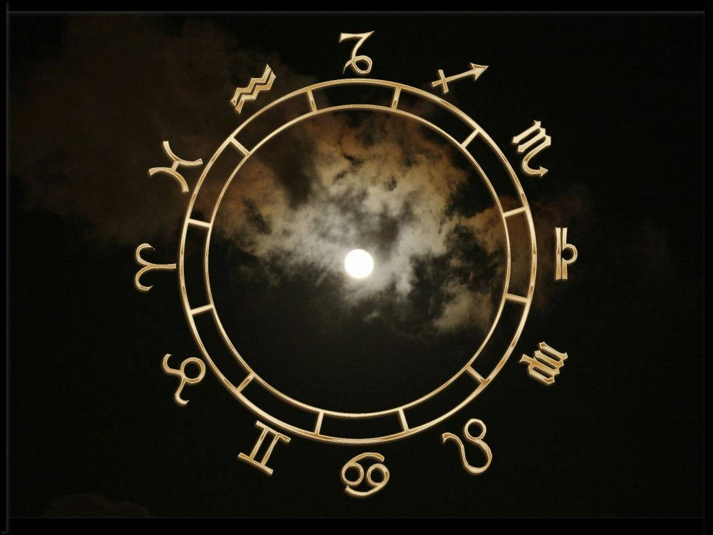 金色黃道十二宮輪盤與月亮和雲層的夜空 — 威卡巫師 壁紙