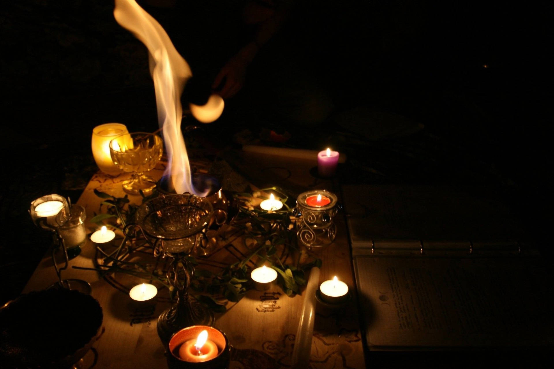 蠟燭和高高的火焰照亮了夜晚木桌上神秘的儀式設置。 — 威卡巫師 壁紙