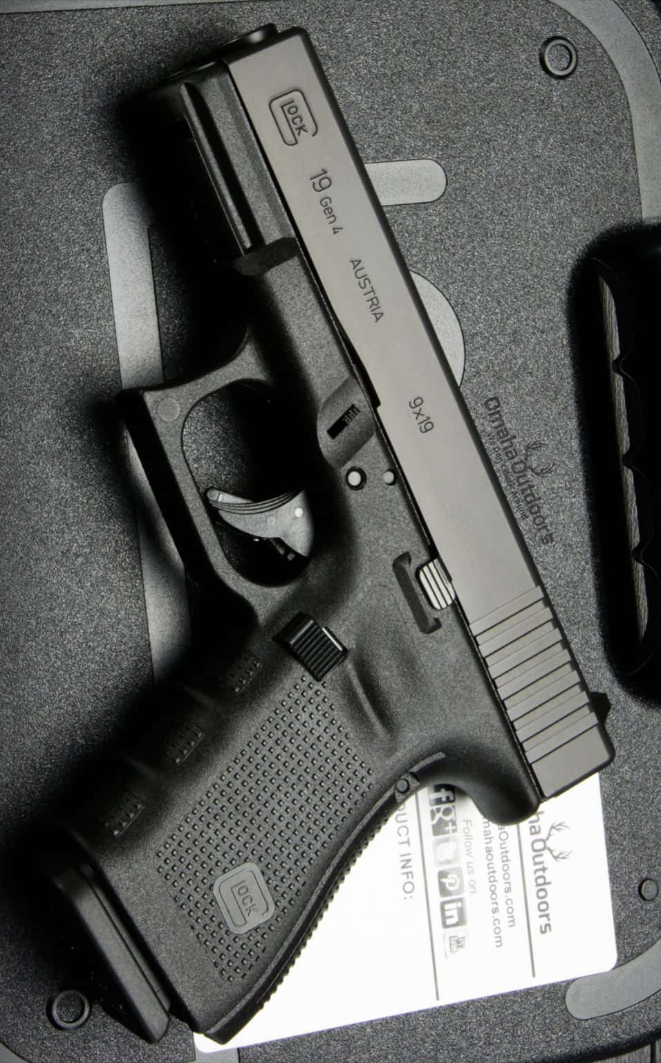 黑色Glock 19 Gen 4手槍連灰色收納盒及產品卡。 — 槍 壁紙