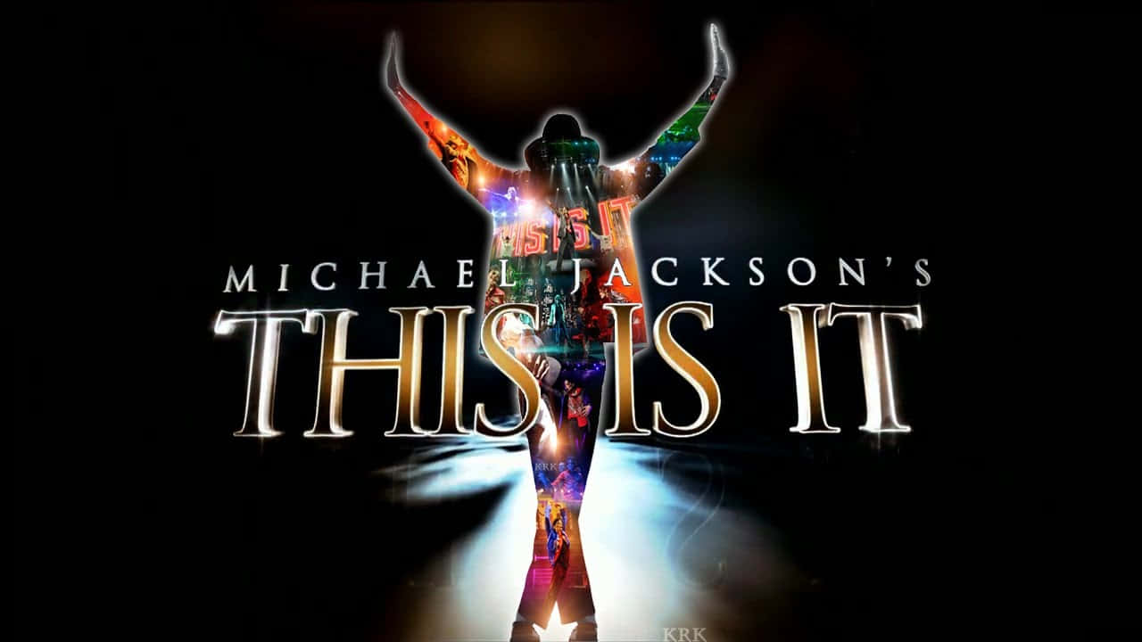 米高積遜舉起雙臂的剪影，被舞台燈光照亮，文字顯示「This Is It」。