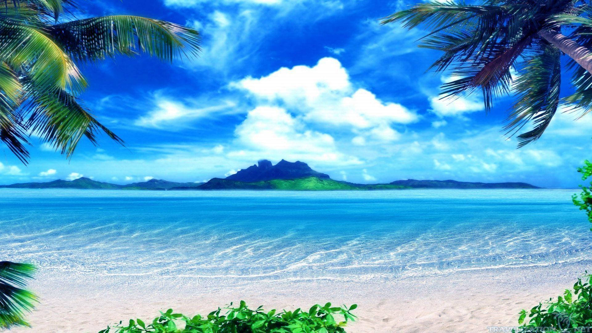 巴哈馬藍天與碧海 壁紙 — 熱帶海灘，碧綠海水，輕柔海浪，白沙被棕櫚葉框住，在明亮藍天和 fluffy 雲朵下。
