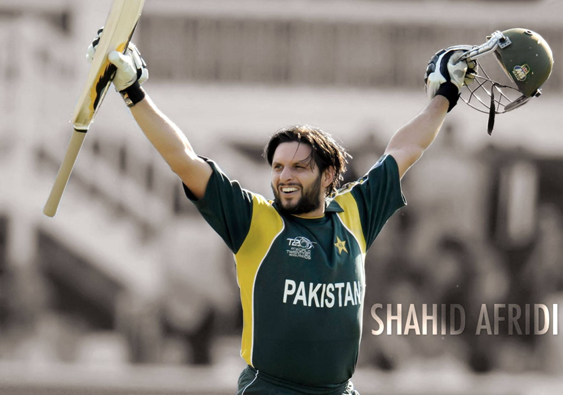 板球運動員 Shahid Afridi 高舉球棒和頭盔慶祝勝利。