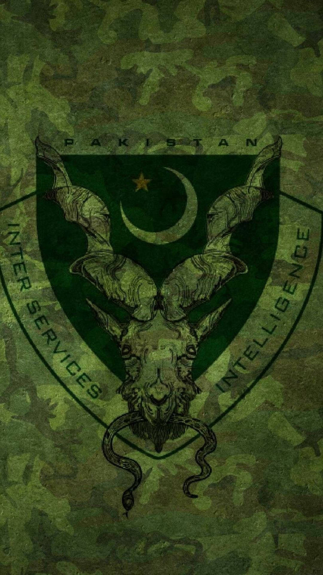 巴基斯坦軍情局隊徽 壁紙 — 一個軍事徽章，包含帶角的山羊頭骨和一條蛇，背景為綠色迷彩，並有Pakistan Inter Services Intelligence文字。