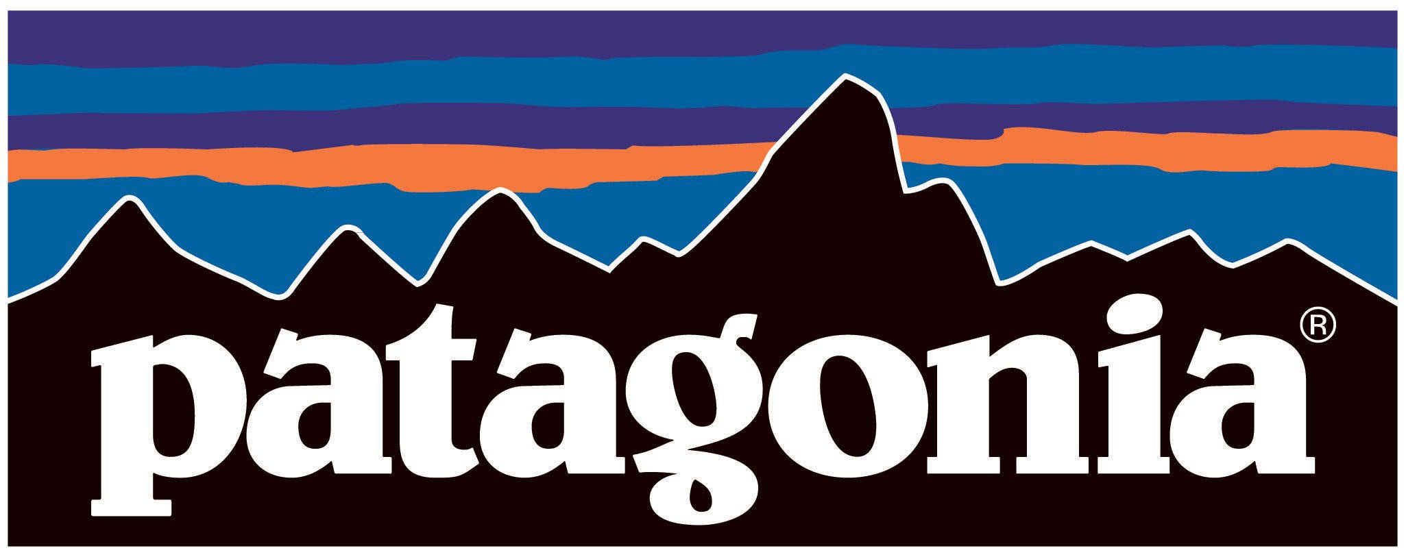 巴塔哥尼亞風格山脈標誌 壁紙 — 大膽的 Patagonia 標誌，帶有風格化的山脈和分層的藍橙色條紋，背景為深棕色。