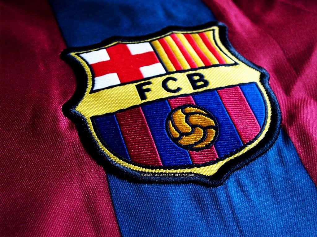 巴塞隆拿 桌布 壁紙 — 巴塞隆拿足球會刺繡會徽喺紅藍間條足球波衫上嘅特寫。