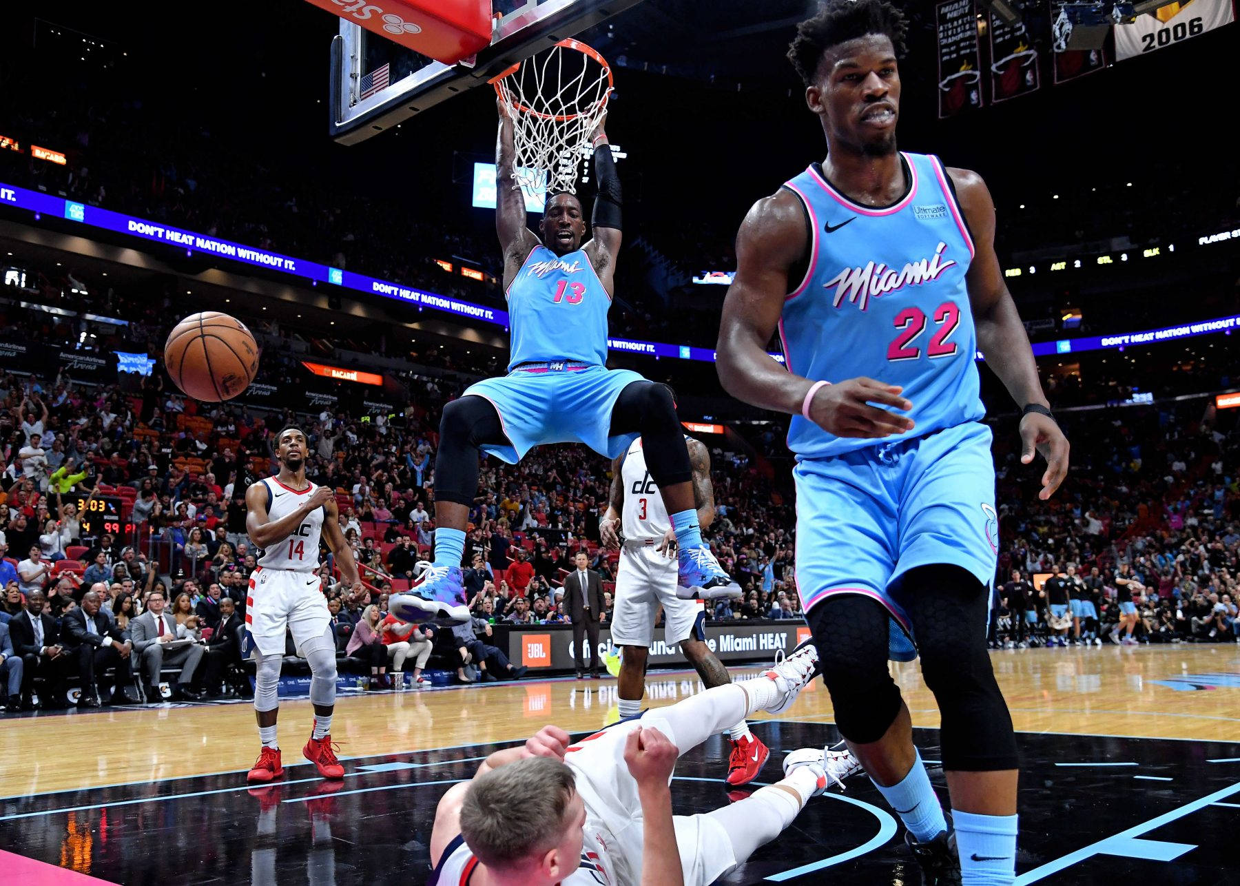 巴姆·阿德巴約灌籃 壁紙 — 一名邁阿密熱火球員在爆滿的NBA比賽中入樽，隊友和對手作出反應。
