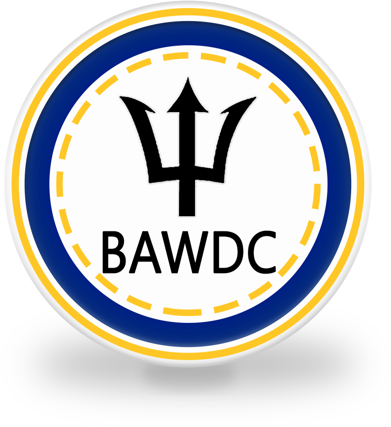 巴巴多斯協會標誌 壁紙 — 一個圓形標誌，中央有一個黑色三叉戟和BAWDC文字，背景為白色，帶有藍色和黃色虛線邊框。