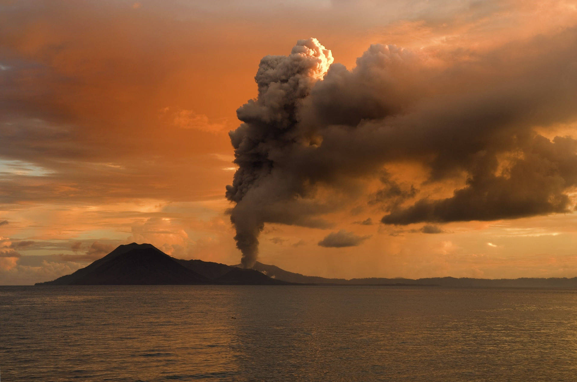 火山爆發，火山灰雲，橙色日落，海洋上方
