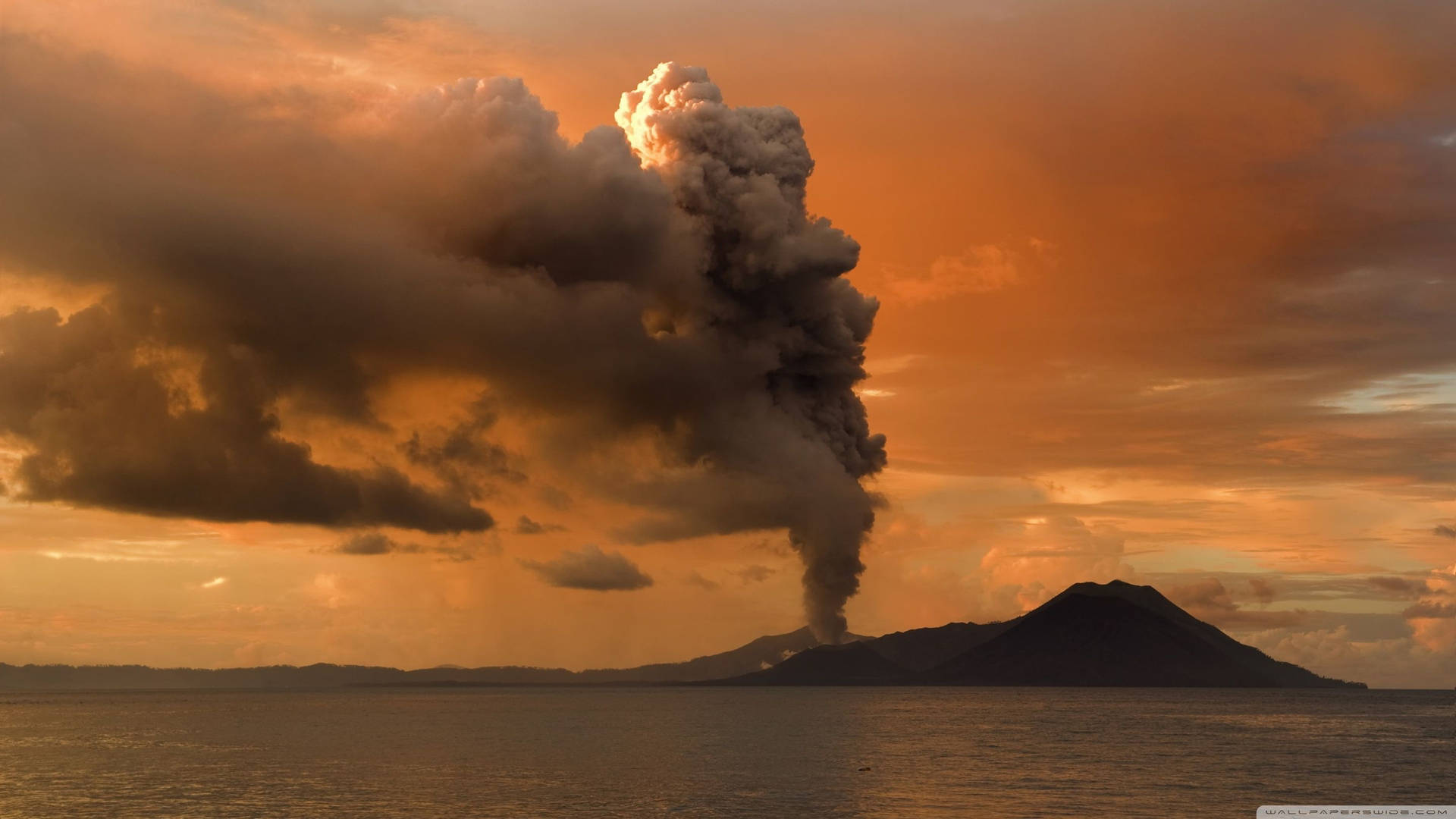 火山爆發，煙霧襯托著橙色日落，海洋之上