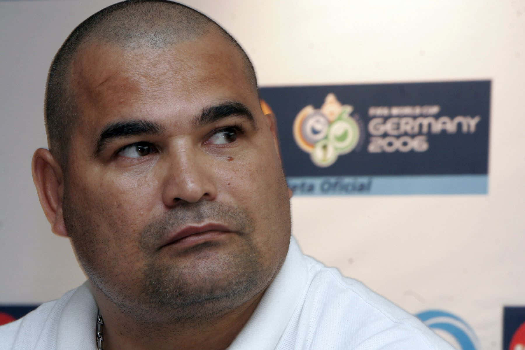 巴拉圭足球員José Luis Chilavert於2006年德國世界杯近照 壁紙 — 一名光頭男子身穿白恤衫，在2006年FIFA世界盃德國新聞活動中側視的特寫。