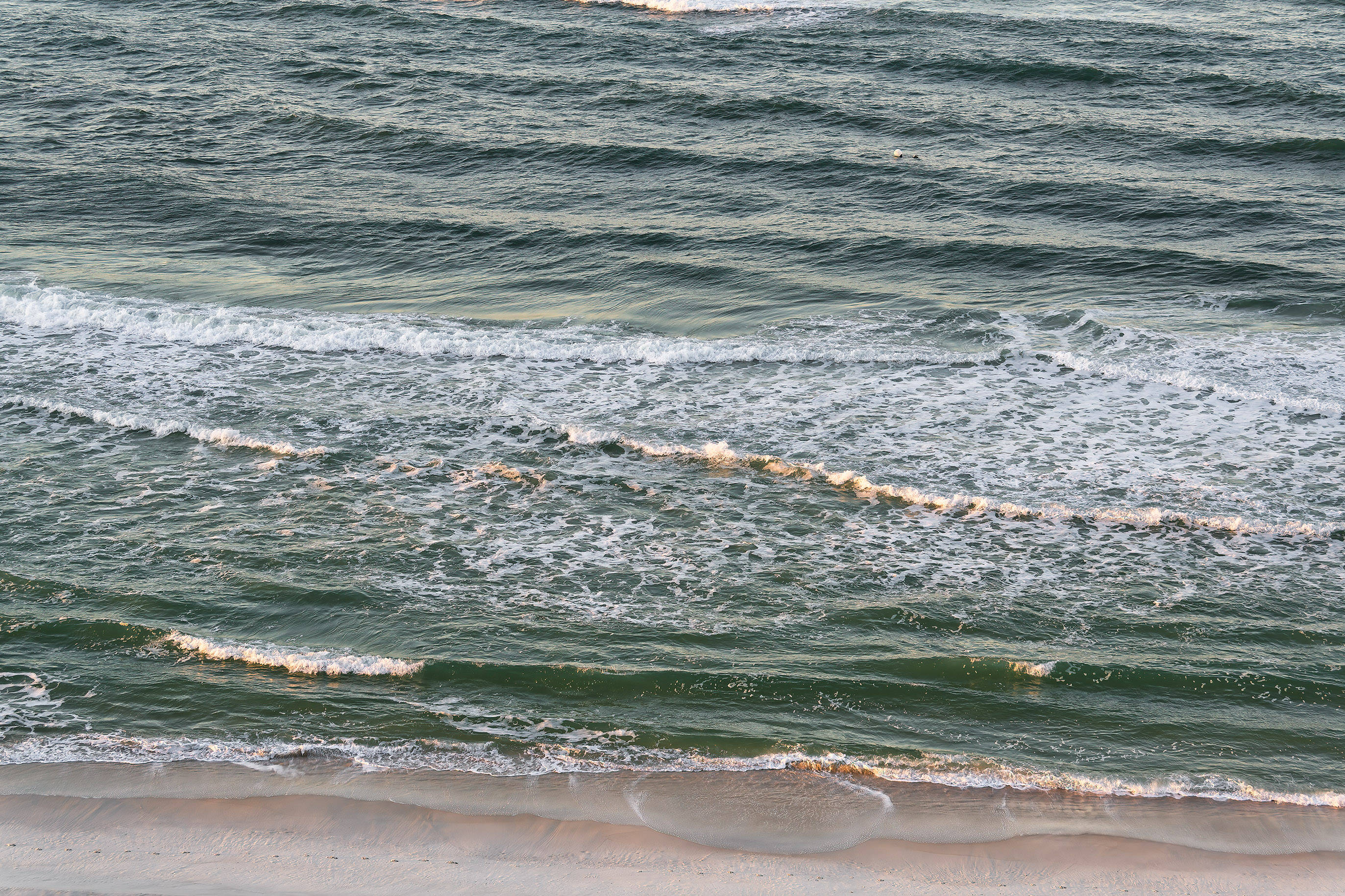 巴拿馬海浪 壁紙 — 波浪在柔和日光下帶著白色泡沫和綠藍色海水湧上沙灘。