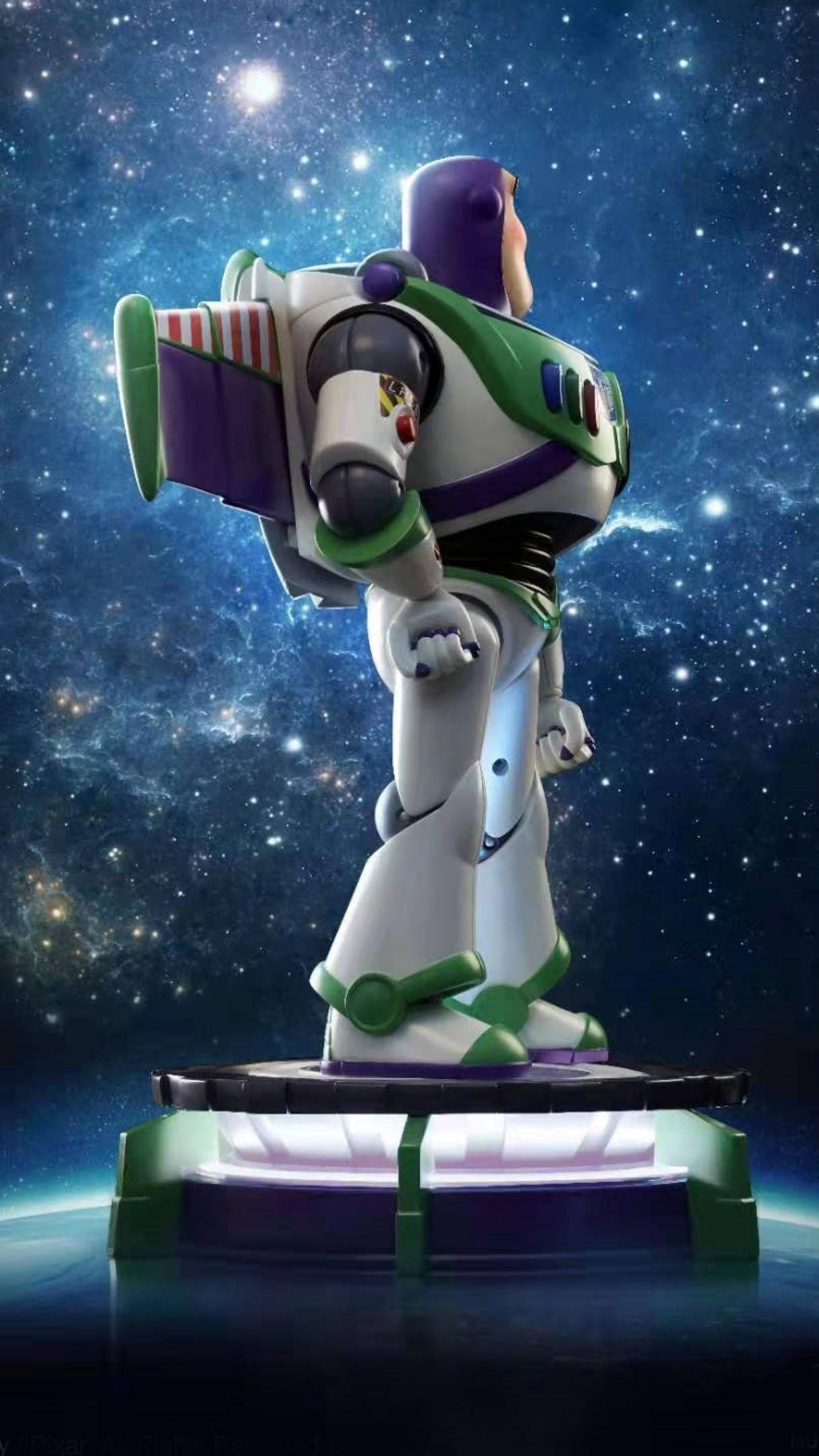 巴斯光年太空冒險 壁紙 — 巴斯光年英雄地站在發光的平台上，背景是繁星點點的宇宙，有星雲和遙遠的行星。
