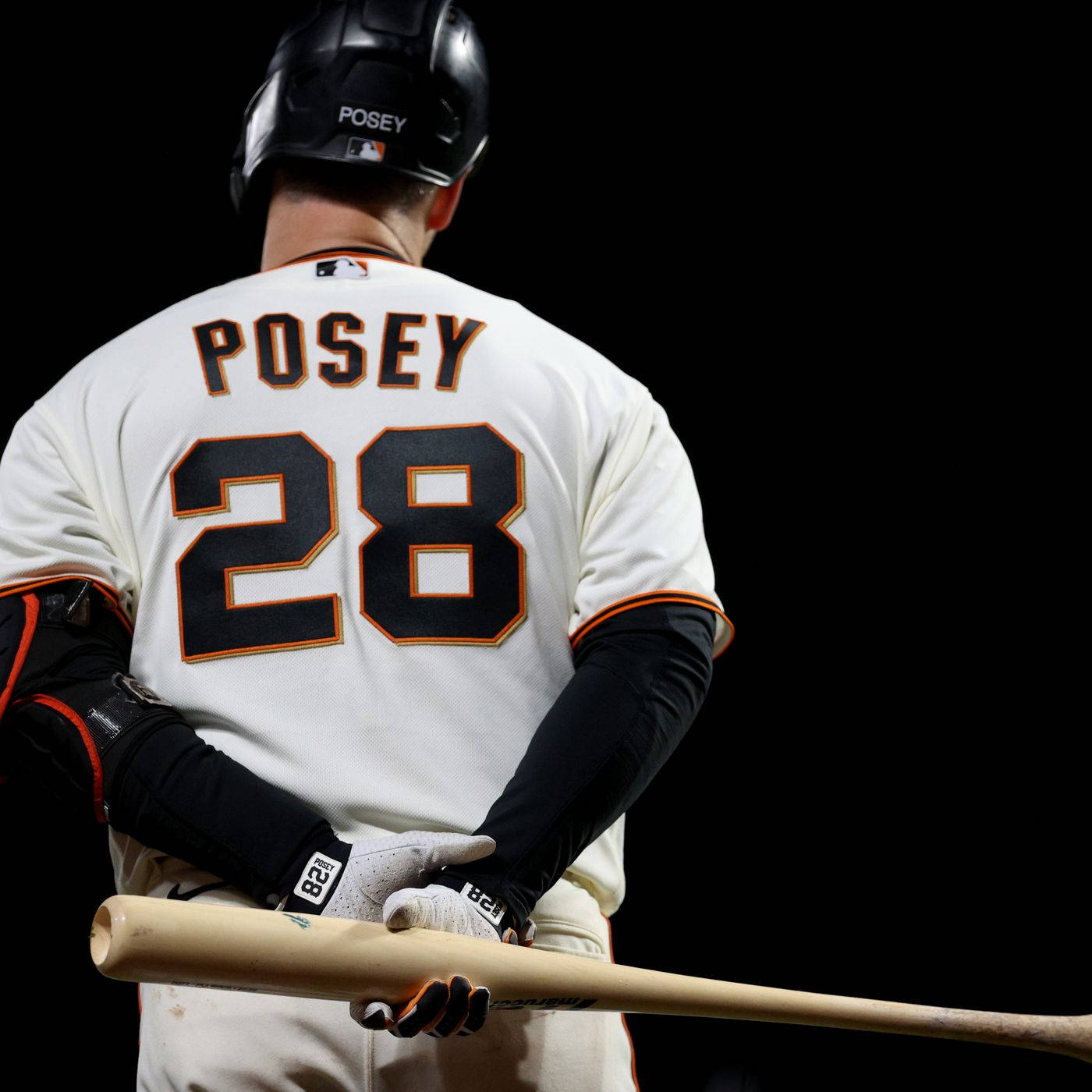 巴斯特·波西背影 壁紙 — 一名身穿白色球衣、印有「POSEY 28」的棒球選手背對鏡頭，在黑色背景前手持球棒。