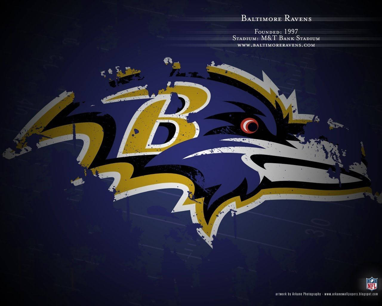 巴爾的摩烏鴉隊NFL球隊標誌，帶有烏鴉頭和字母B，背景是深藍色球場。