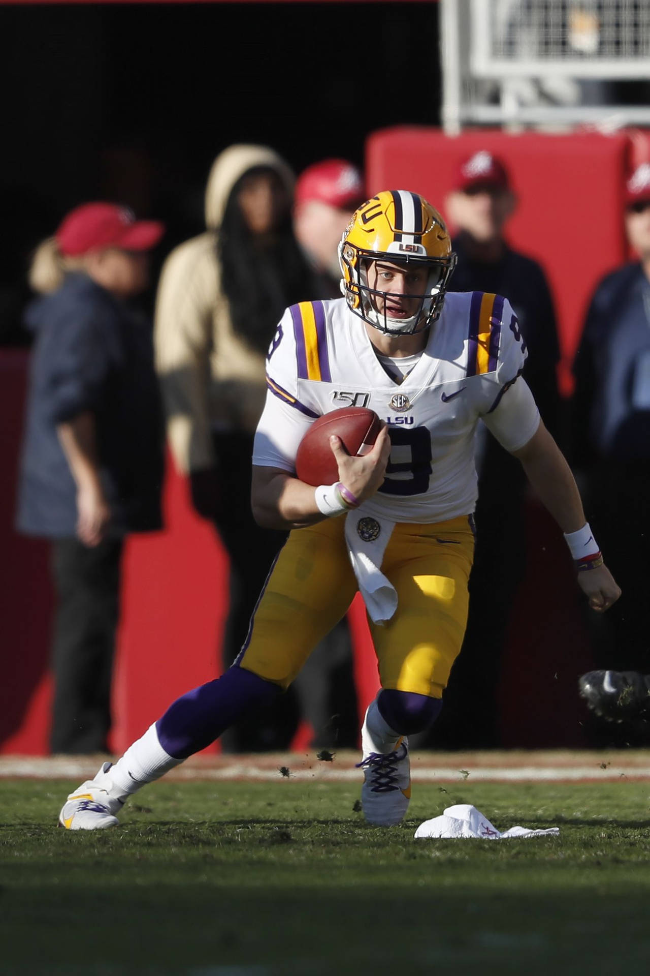LSU 美式足球四分衛在比賽中場上行動。