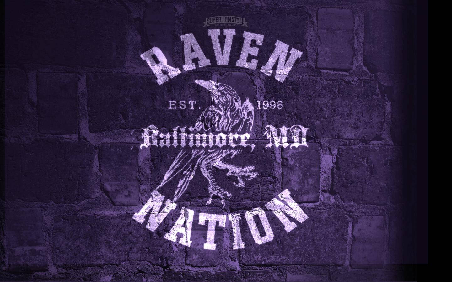 Raven Nation 標誌塗在磚牆上，帶有烏鴉插圖。