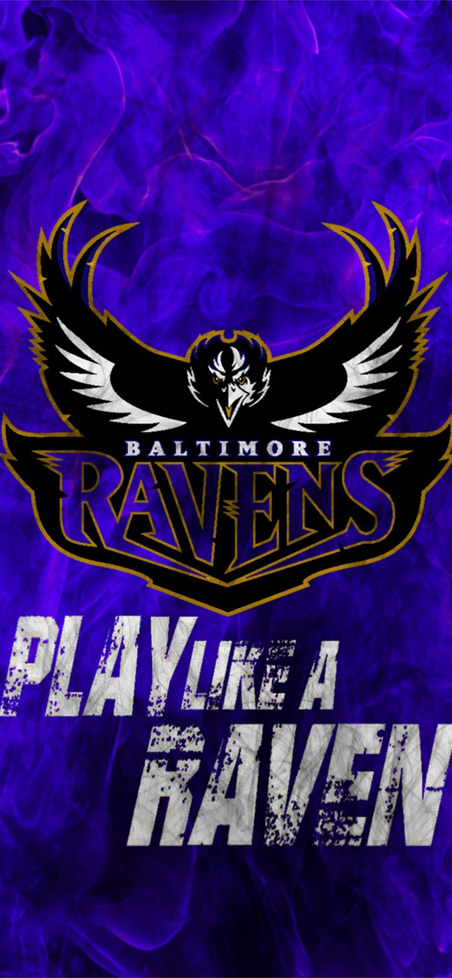 巴爾的摩烏鴉隊標誌，帶有翅膀和文字「play like a raven」，背景為紫色煙霧。