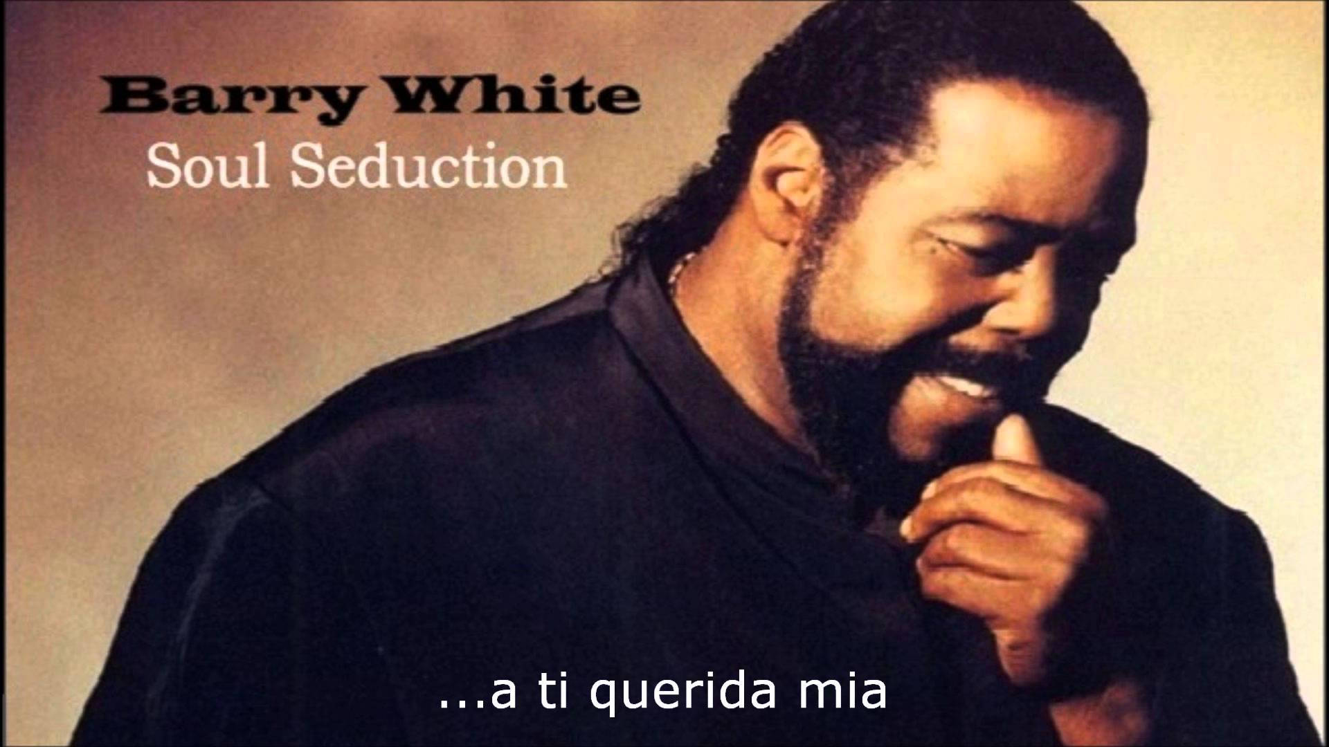 Barry White 喺 'Soul Seduction' 專輯封面手放近下巴微笑。