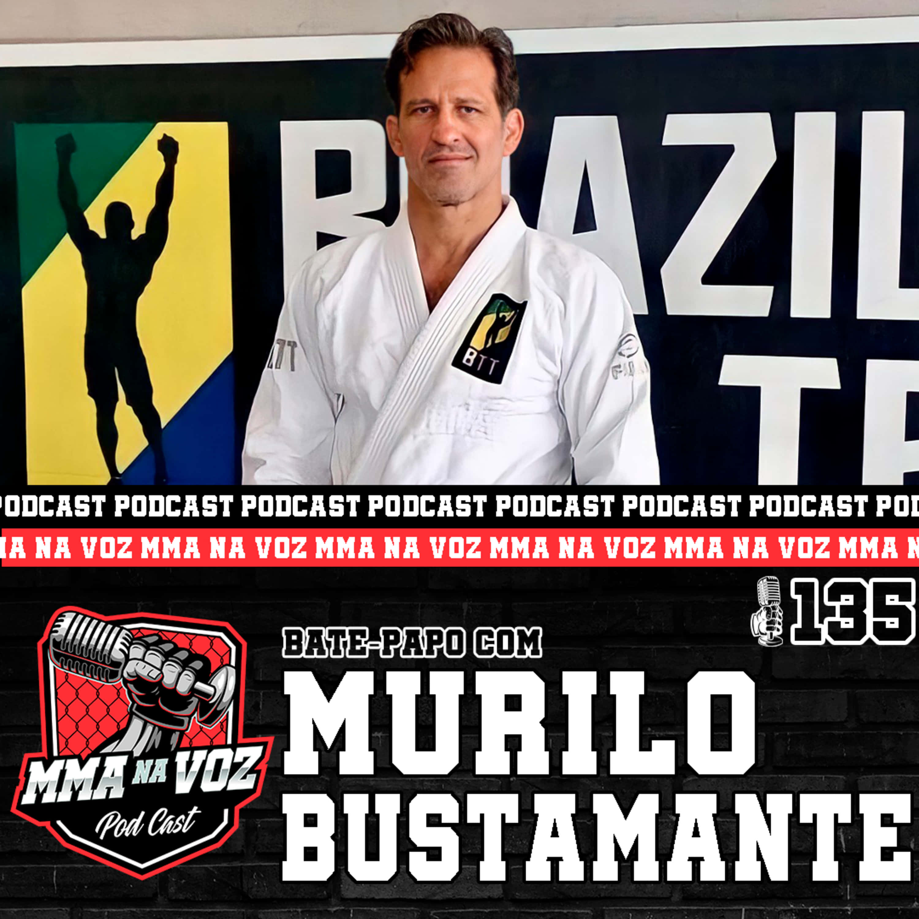巴西MMA教練Murilo Bustamante播客封面照 壁紙 — 一名身穿白色武術道服的男子自信地站在巴西國旗主題背景前，宣傳MMA播客節目。