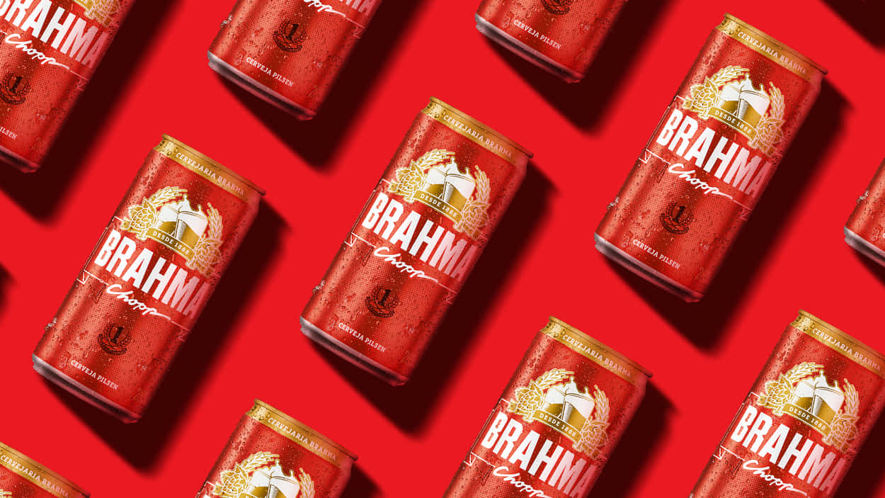紅色Brahma啤酒罐在紅色表面上以對角線排列，帶有冷凝水滴。
