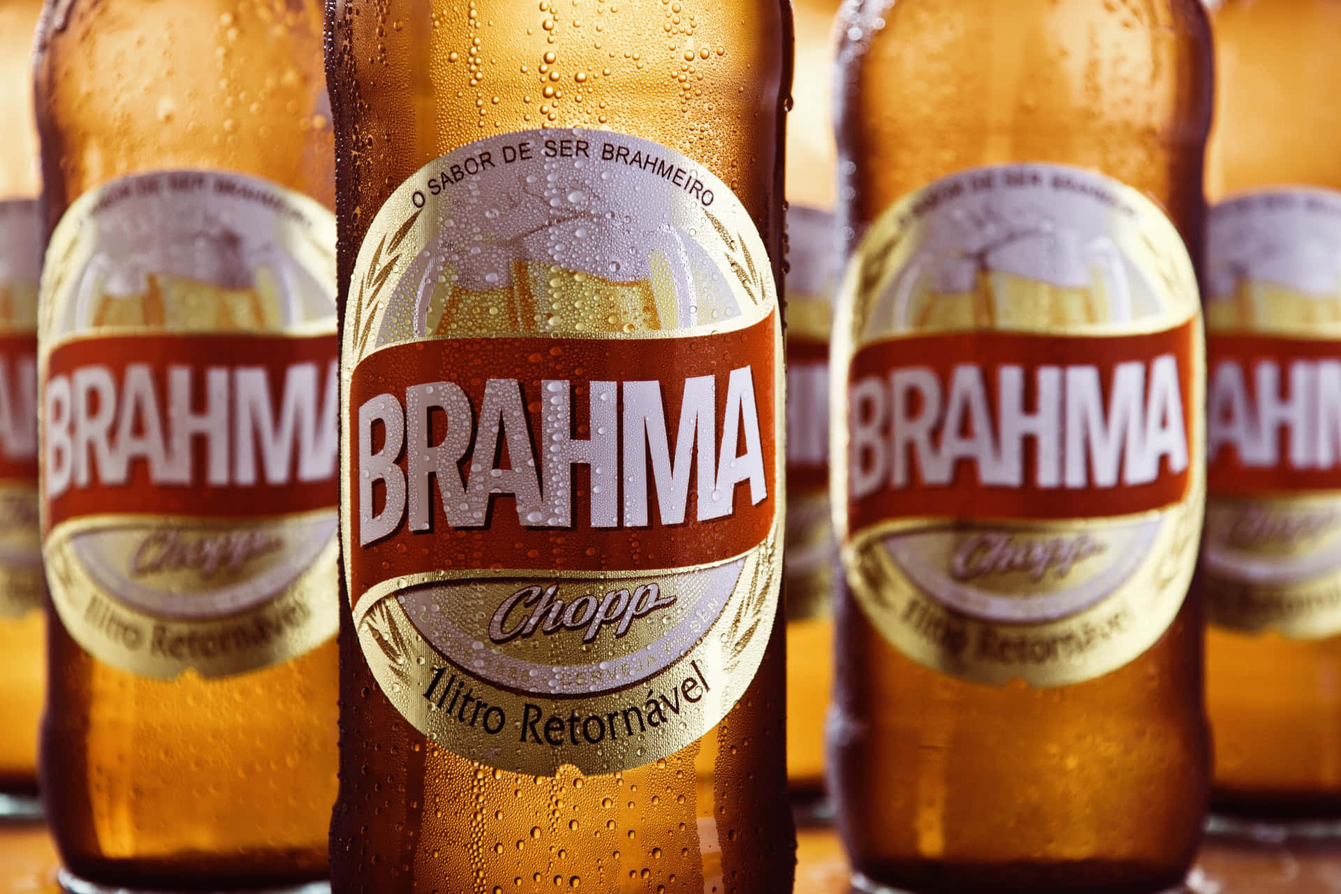 冰凍 Brahma 啤酒瓶，琥珀色玻璃上凝結的水珠。