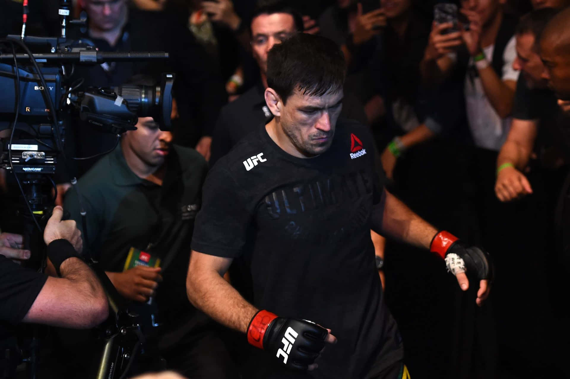 UFC拳手在閃光燈中穿過人群。