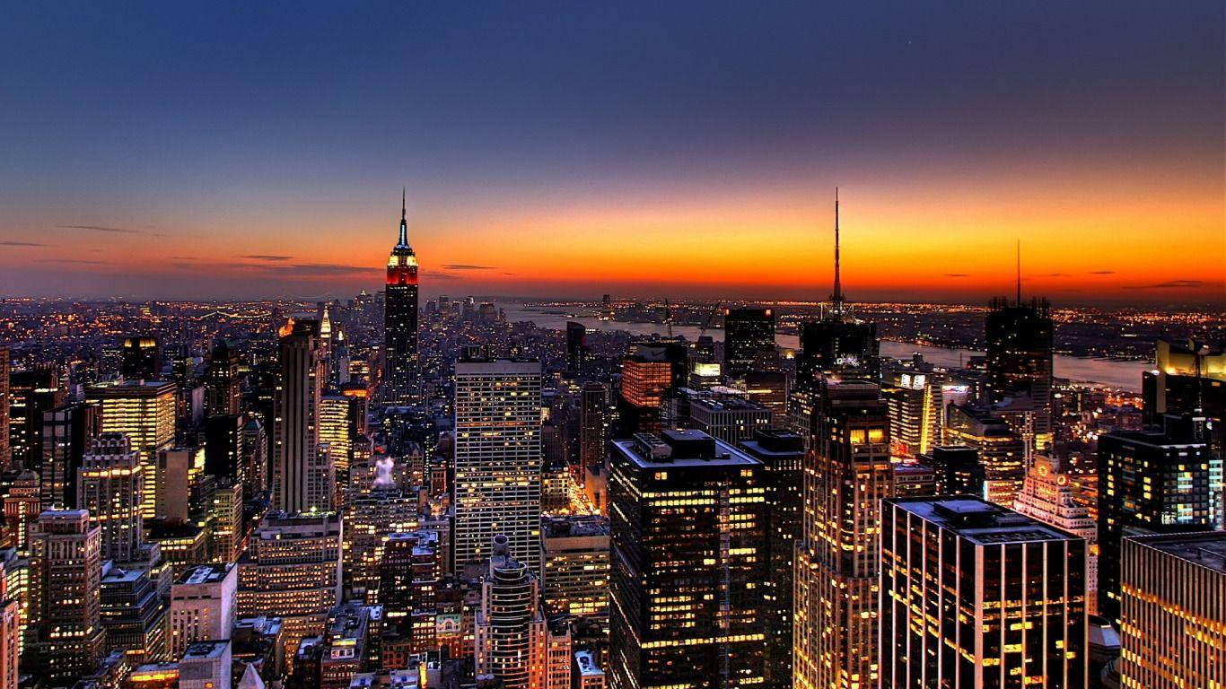 巴西聖保羅日落城市風景 壁紙 — 紐約市天際線的壯麗日落，閃爍的摩天大樓和橙色地平線。