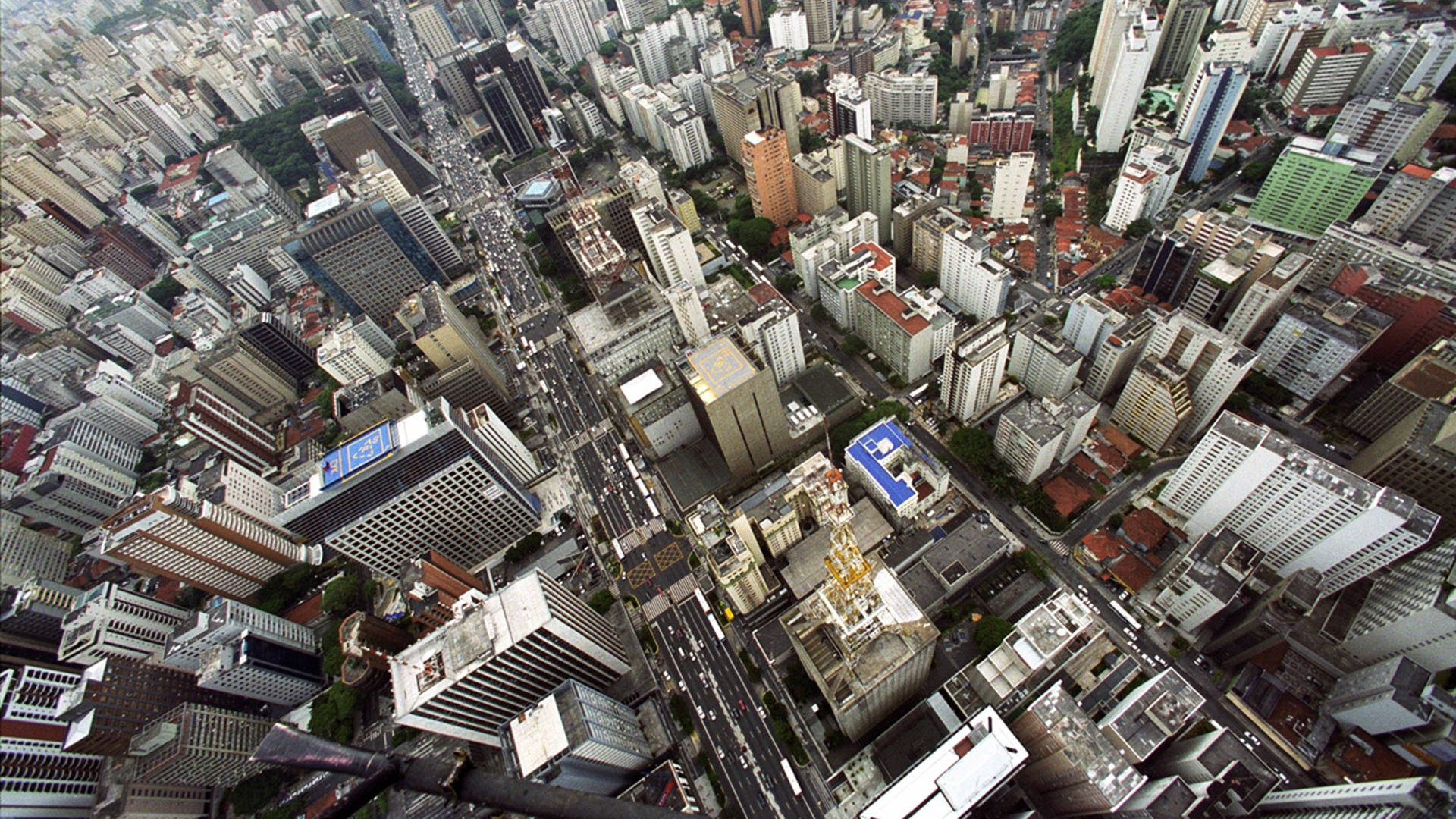 巴西聖保羅空中鳥瞰 壁紙 — 密集城市叢林的鳥瞰圖，下方是高聳的摩天大樓和蜿蜒的街道。