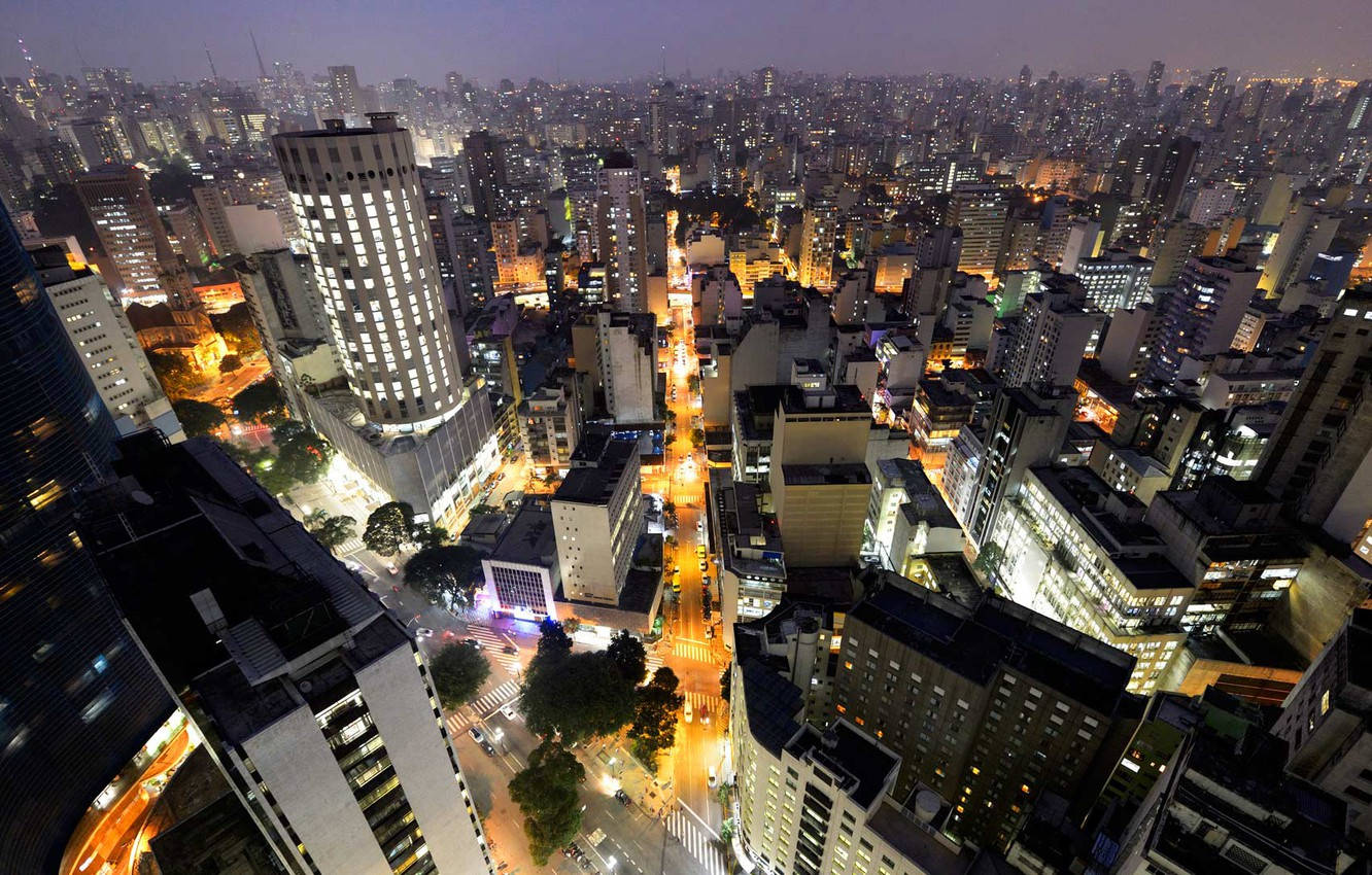 巴西聖保羅都市夜景鳥瞰 壁紙 — 夜間俯瞰廣闊城市，街道閃爍，摩天大樓燈火通明。